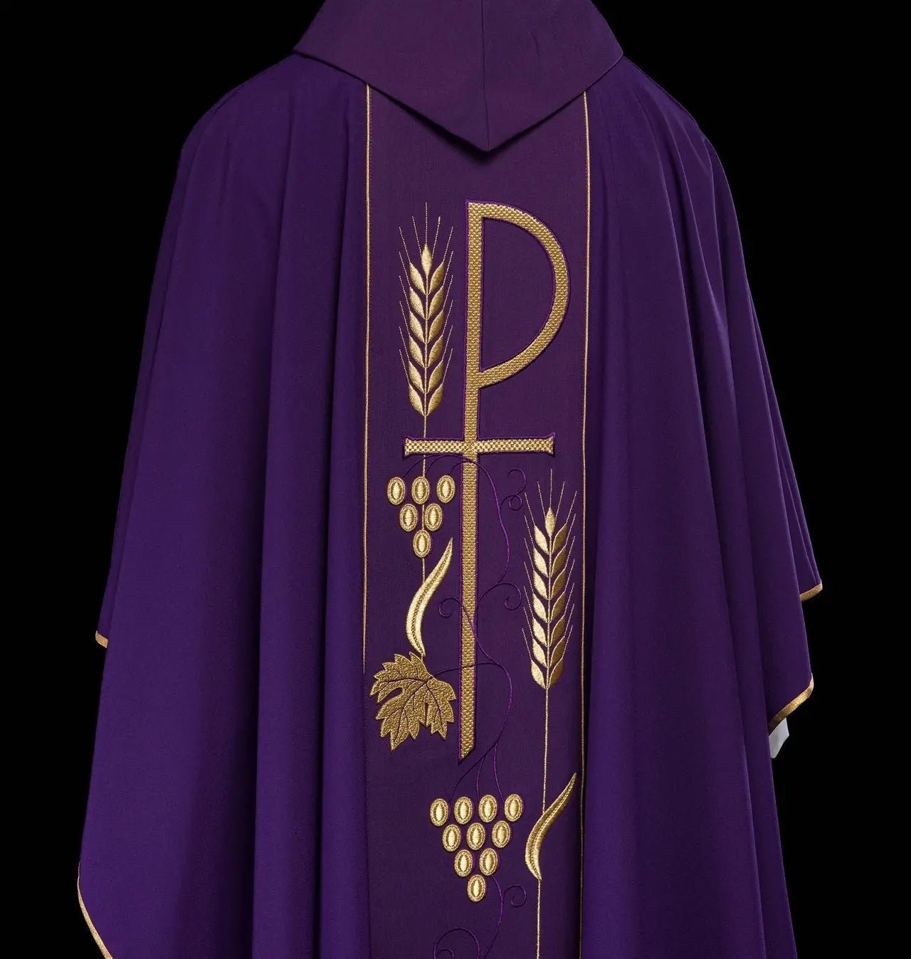 Chasuble violette brodée avec motif calice IHS