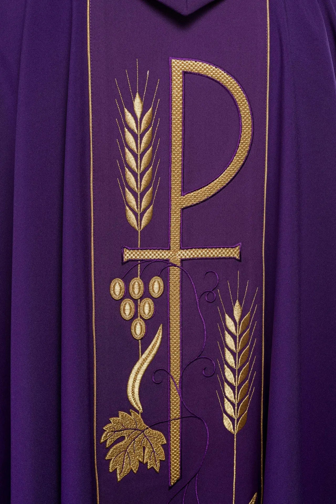 Chasuble violette brodée avec motif calice IHS