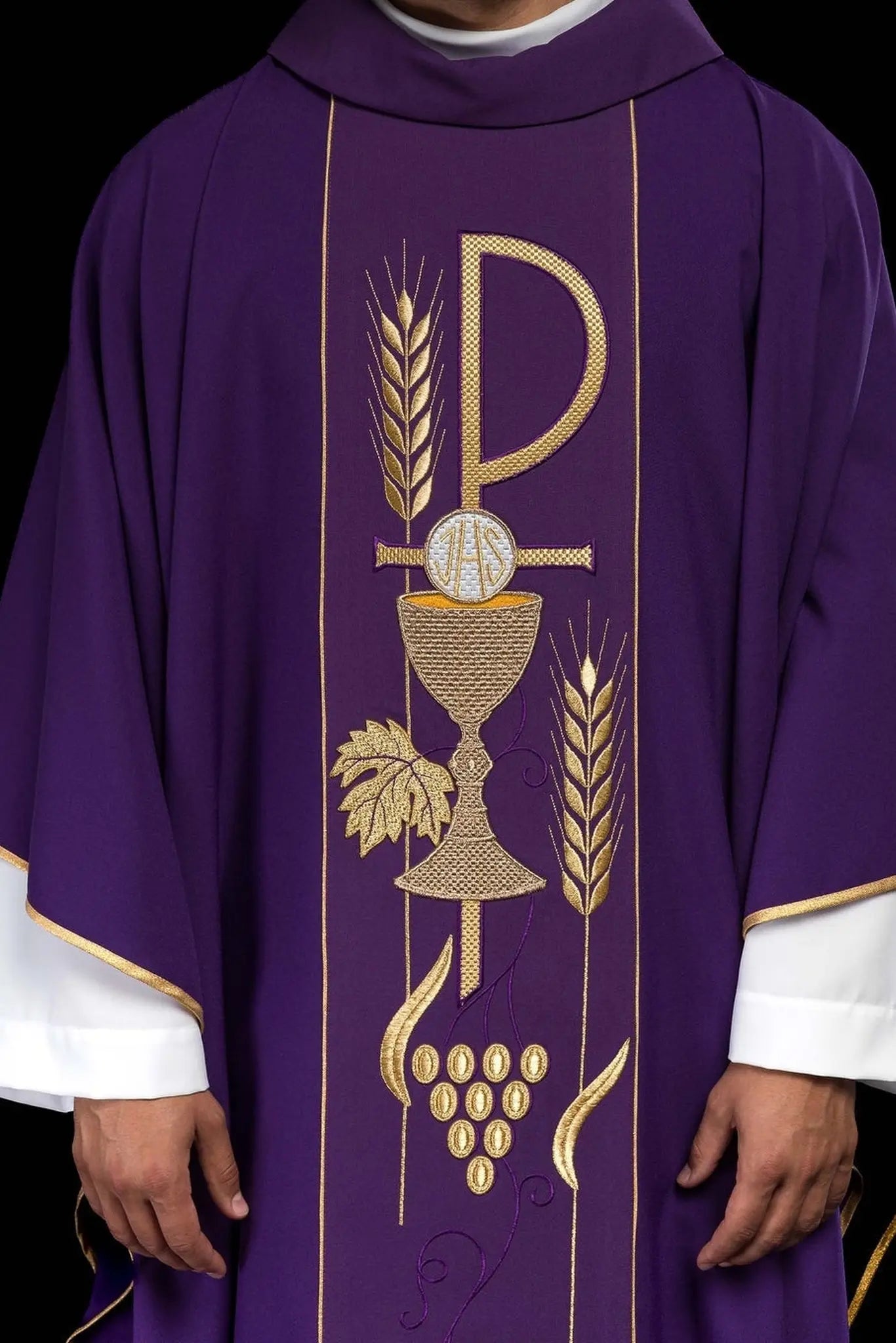 Chasuble violette brodée avec motif calice IHS