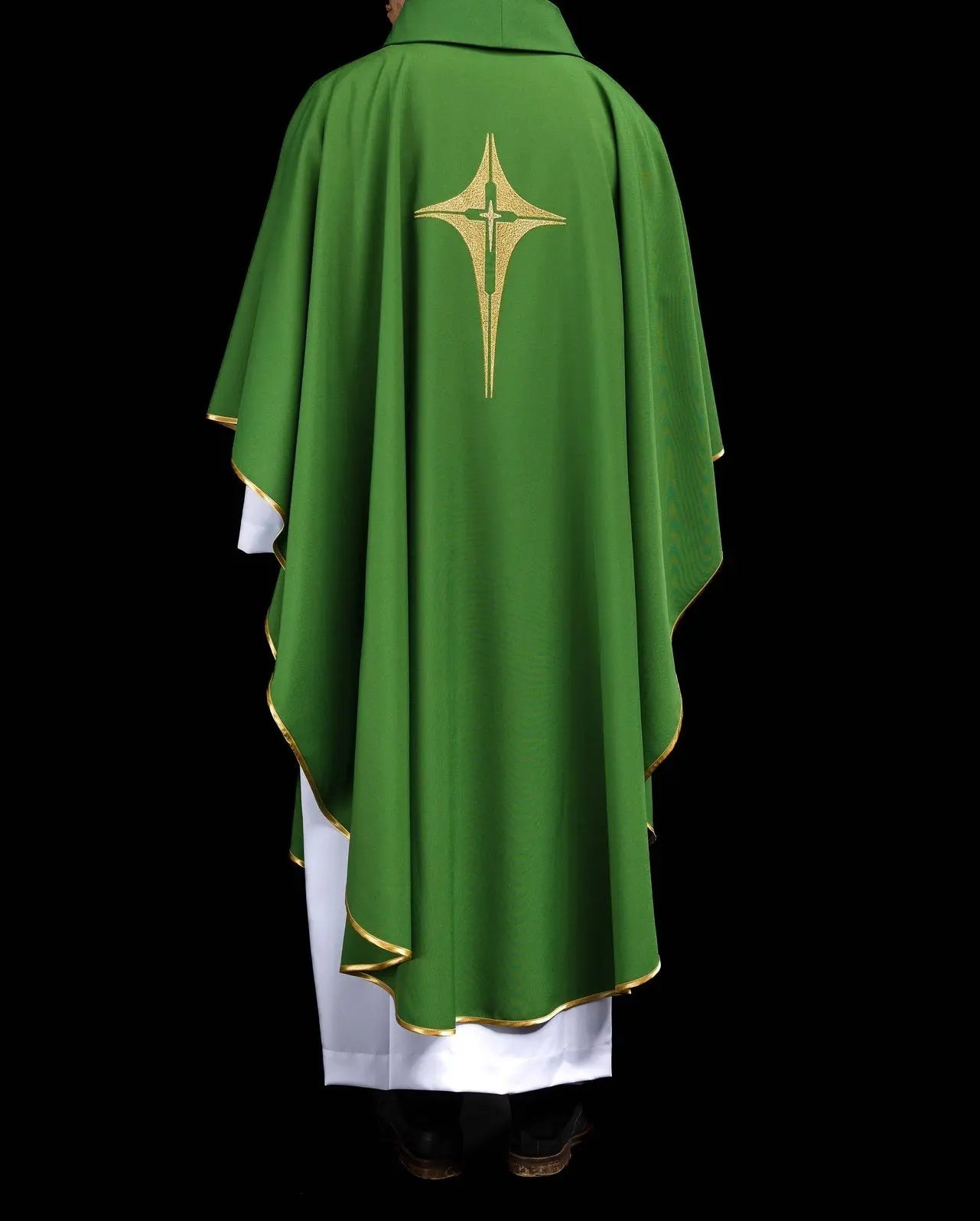 Chasuble verte brodée avec motif de croix