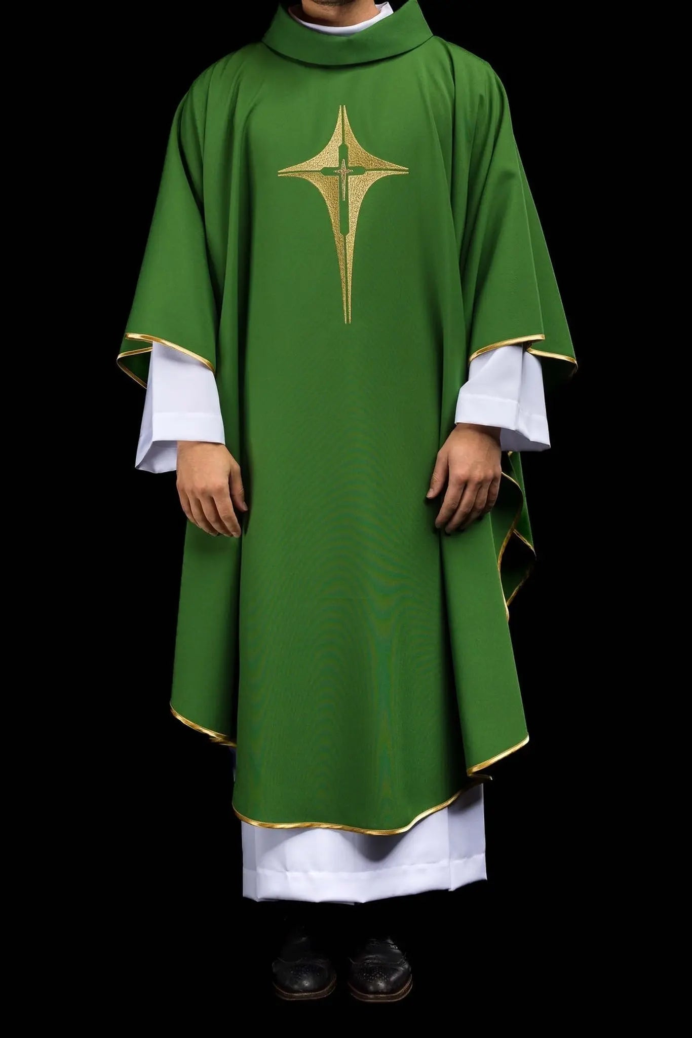 Chasuble verte brodée avec motif de croix