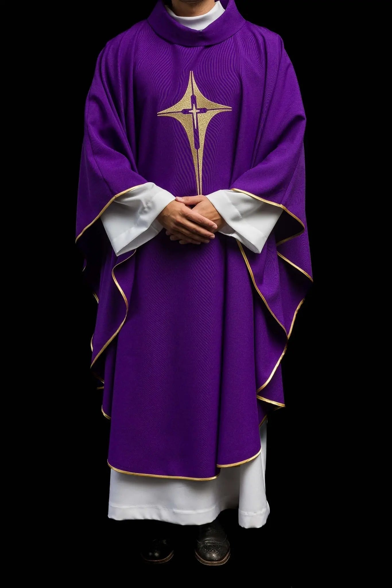 Chasuble violette brodée avec motif de croix