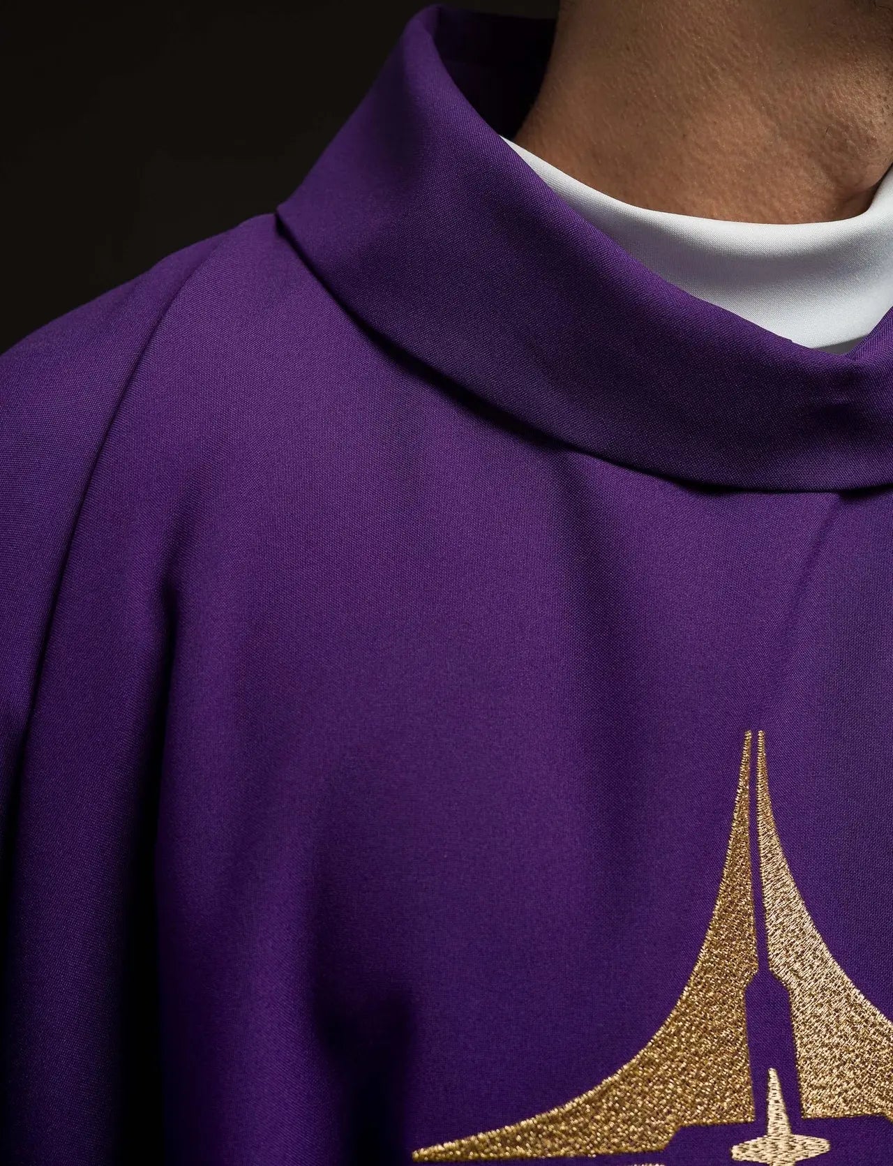 Chasuble violette brodée avec motif de croix