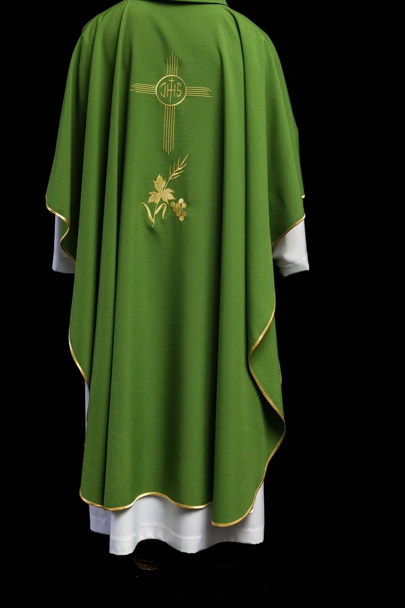Chasuble verte brodée avec motif IHS