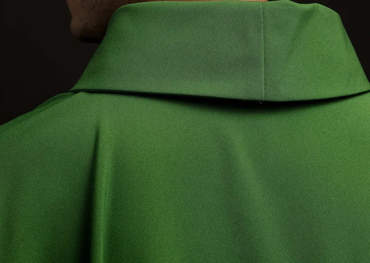 Chasuble verte brodée avec motif IHS