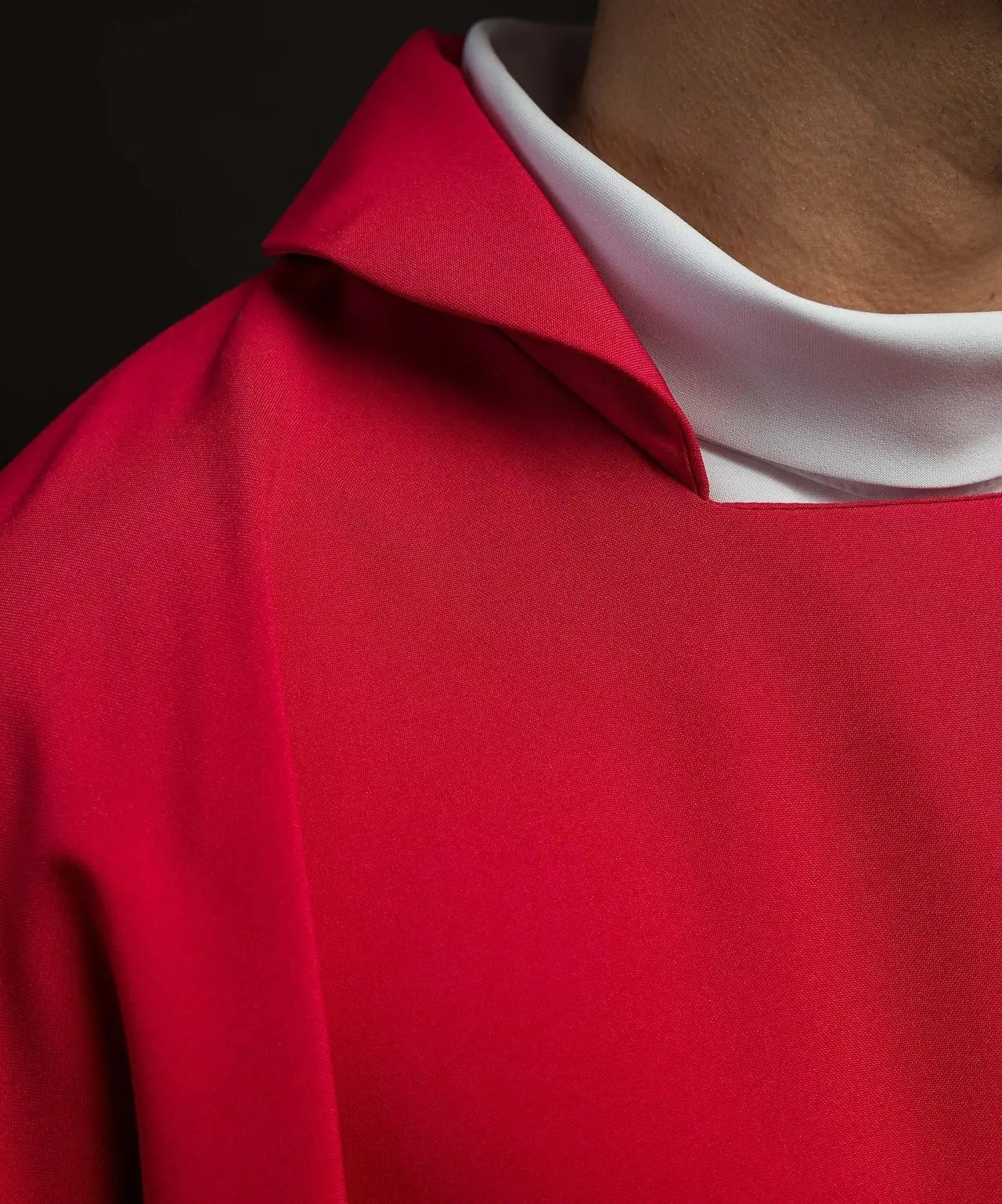 Chasuble rouge brodée avec large col et motif IHS