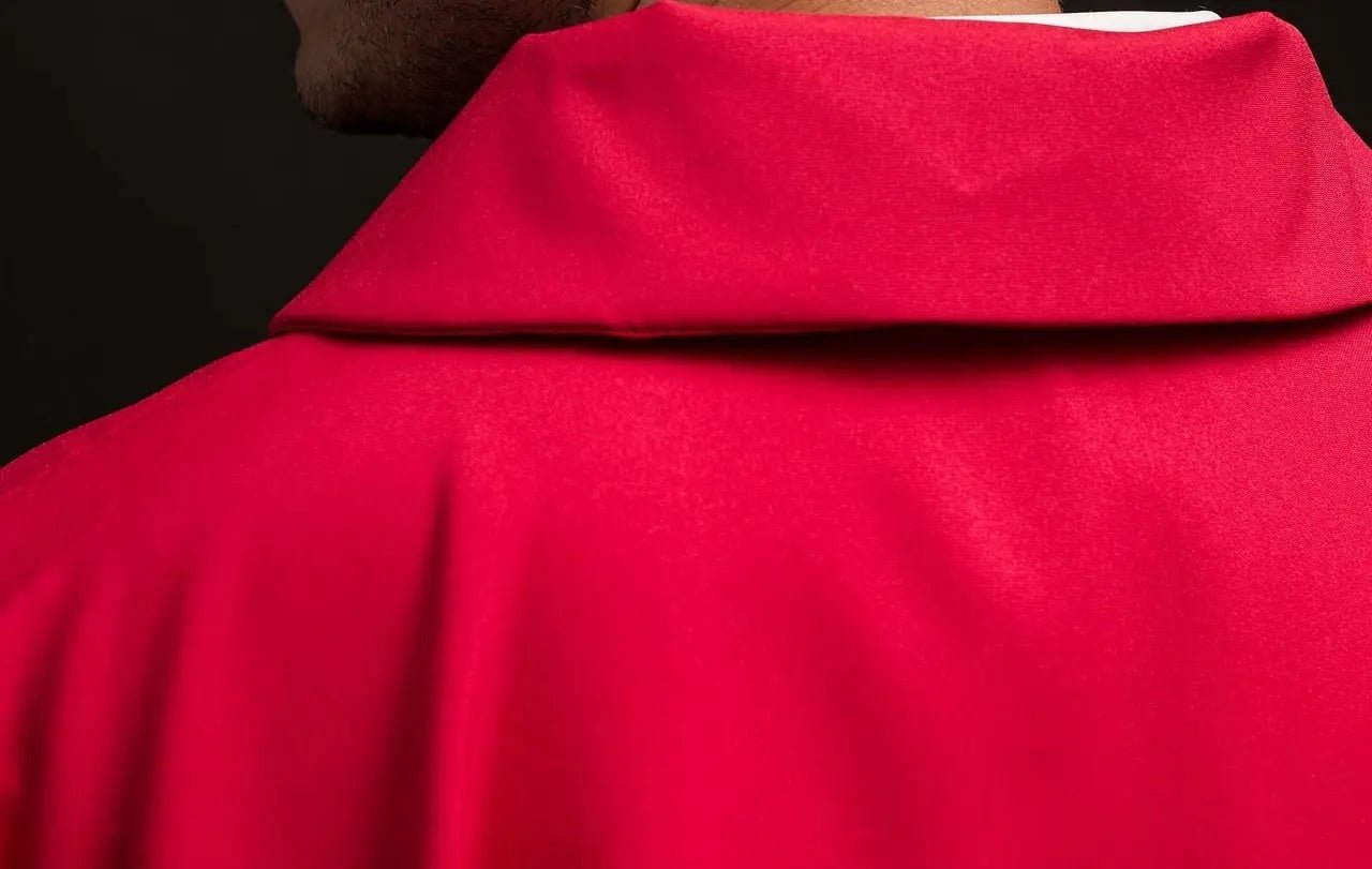 Chasuble rouge brodée avec large col et motif IHS
