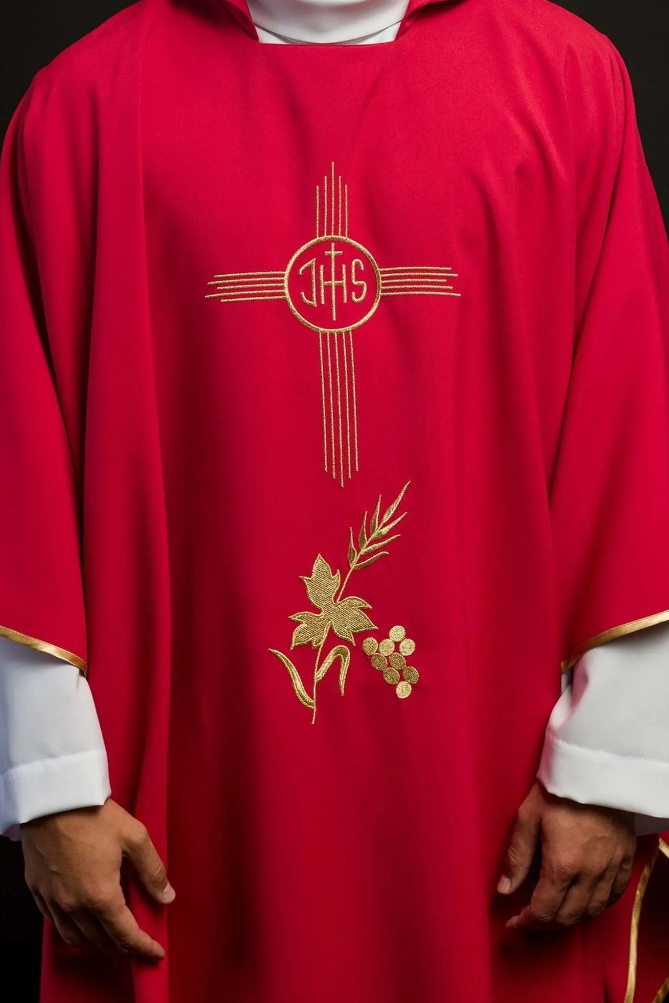 Chasuble rouge brodée avec large col et motif IHS