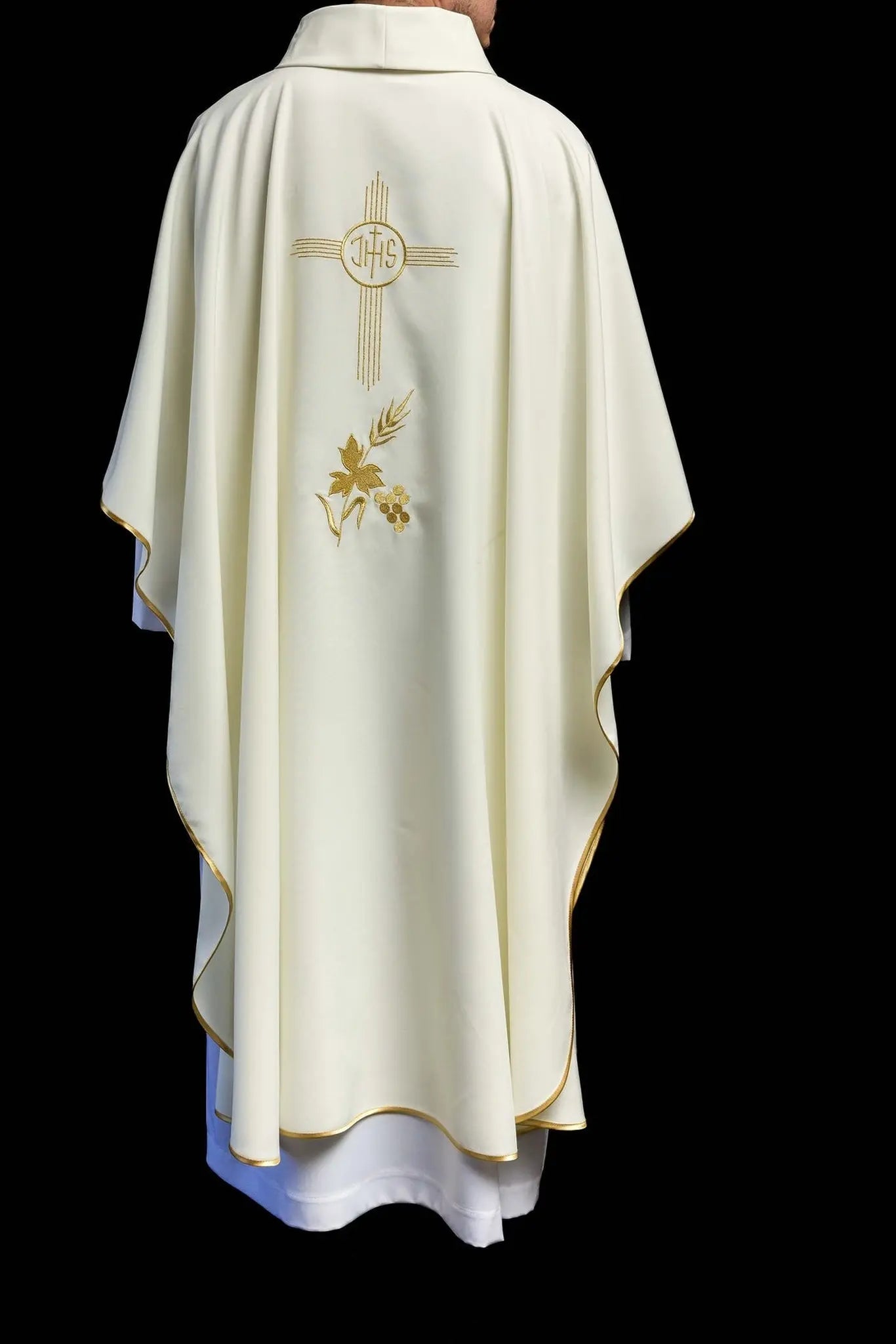 Chasuble avec broderie IHS en écru