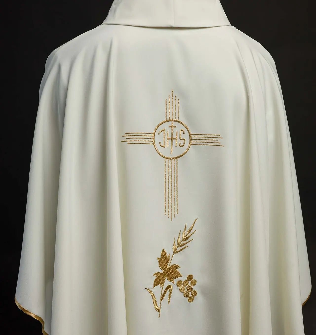 Chasuble avec broderie IHS en écru