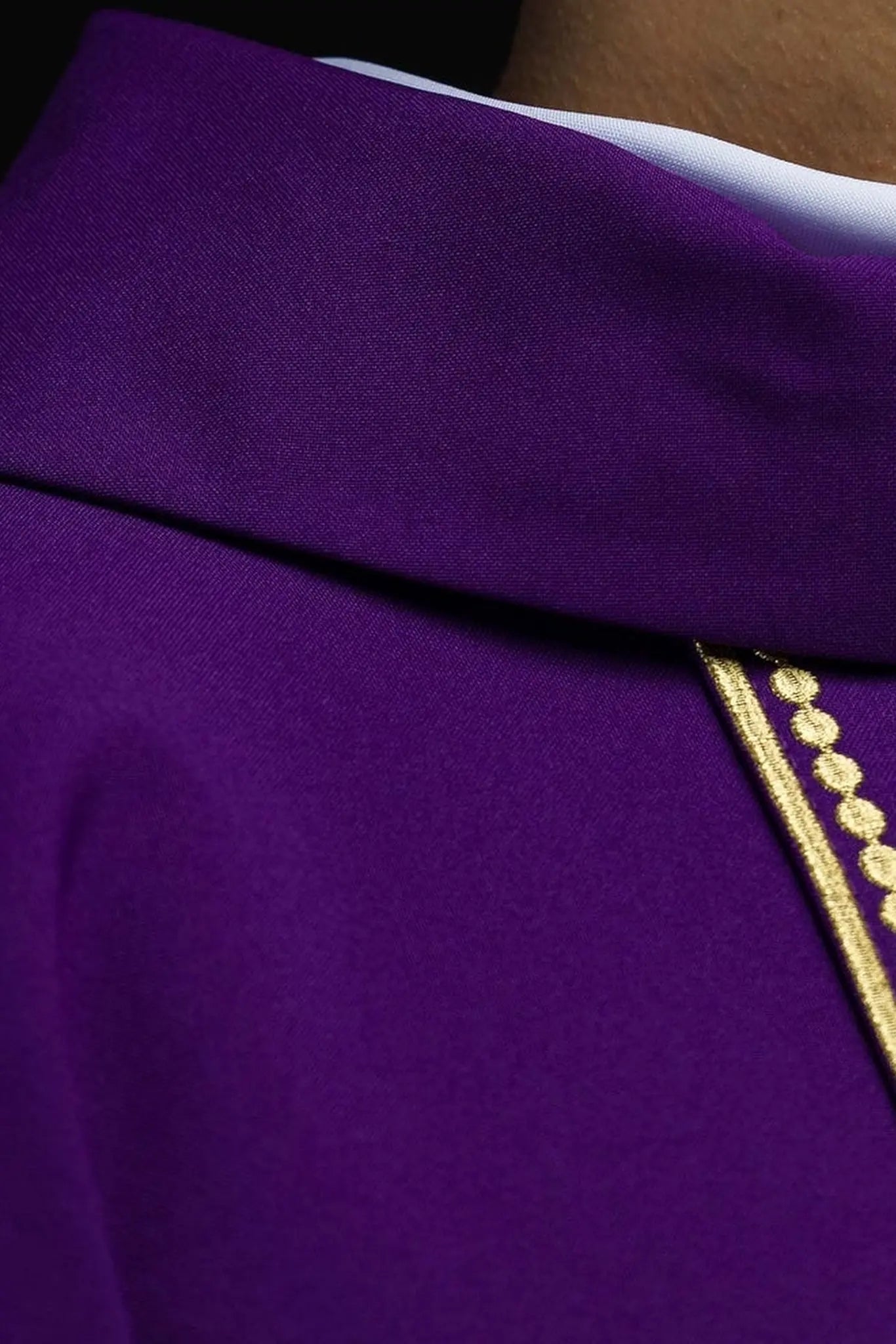 Chasuble liturgique violette décorée d'une ceinture brodée d'or