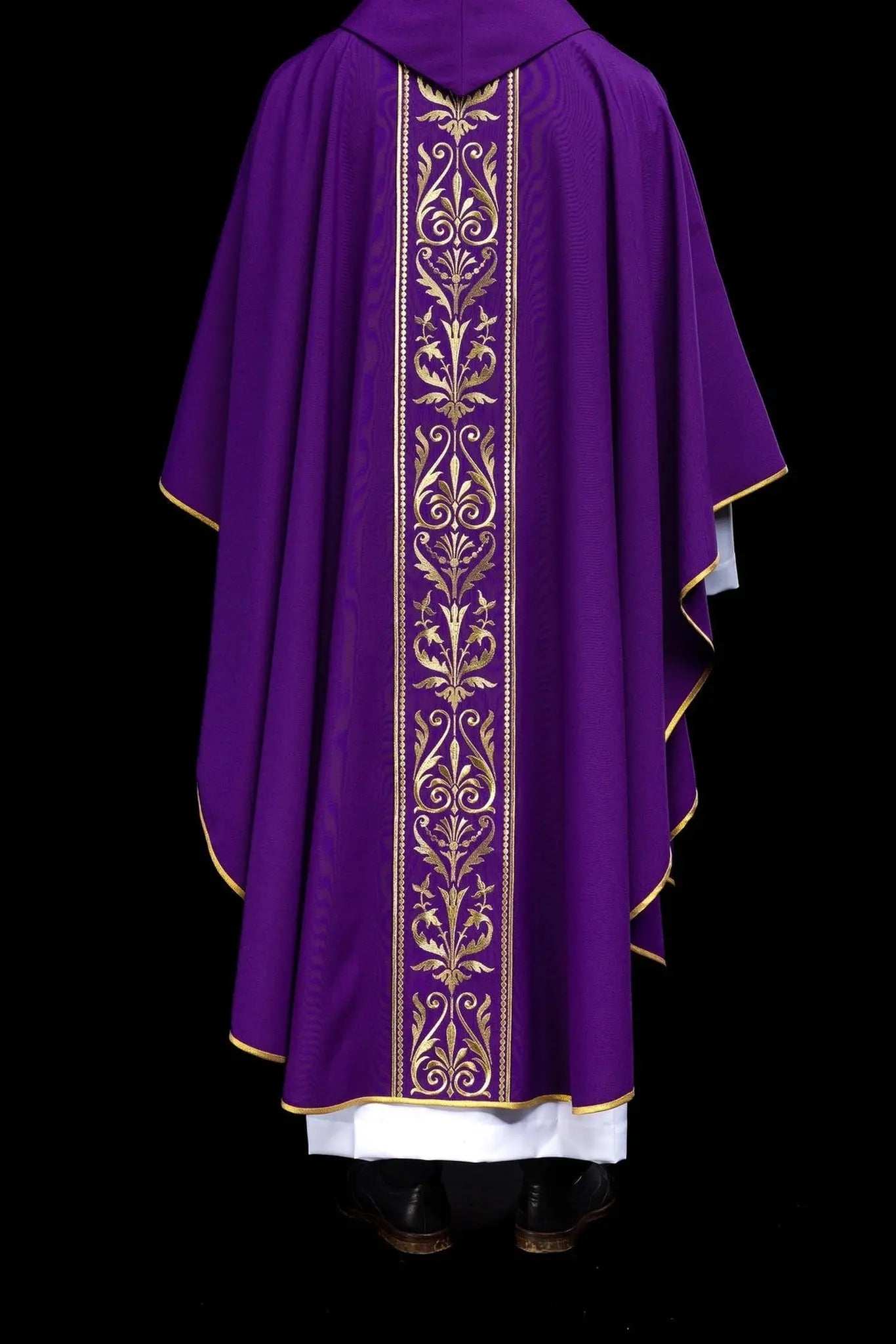 Chasuble liturgique violette décorée d'une ceinture brodée d'or