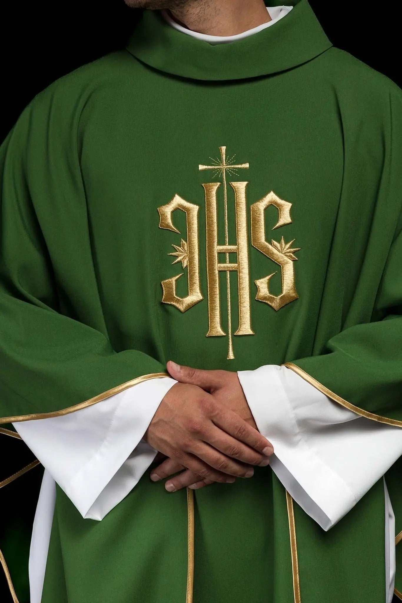 Chasuble verte brodée avec motif IHS doré
