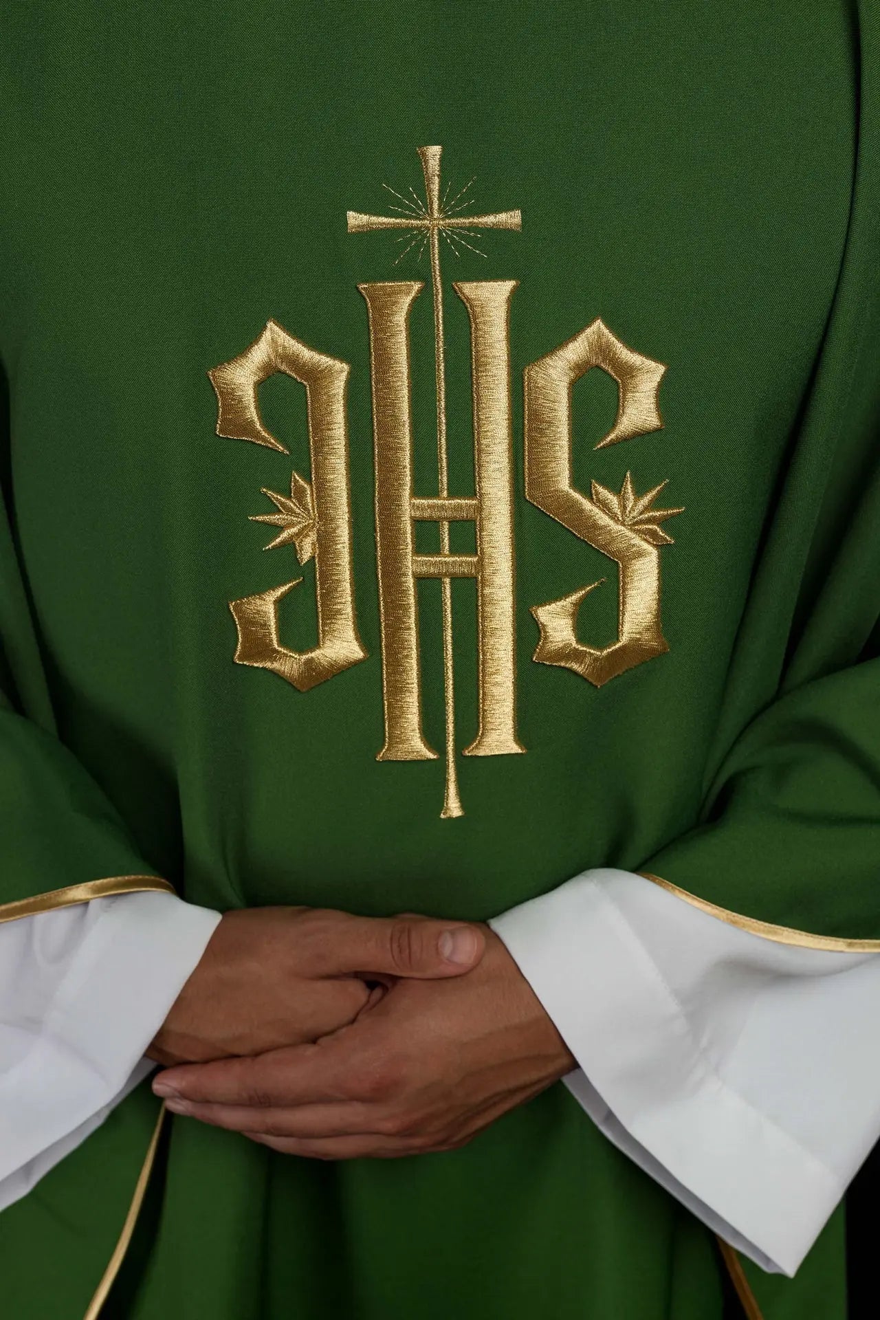 Chasuble verte brodée avec motif IHS doré
