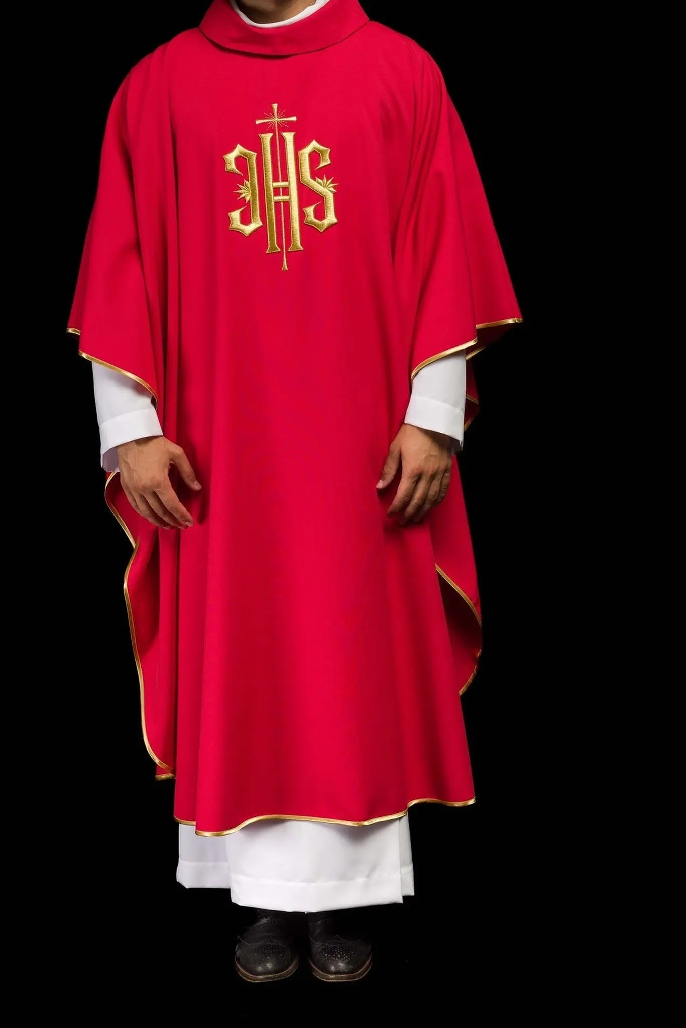 Chasuble rouge brodée avec motif IHS doré