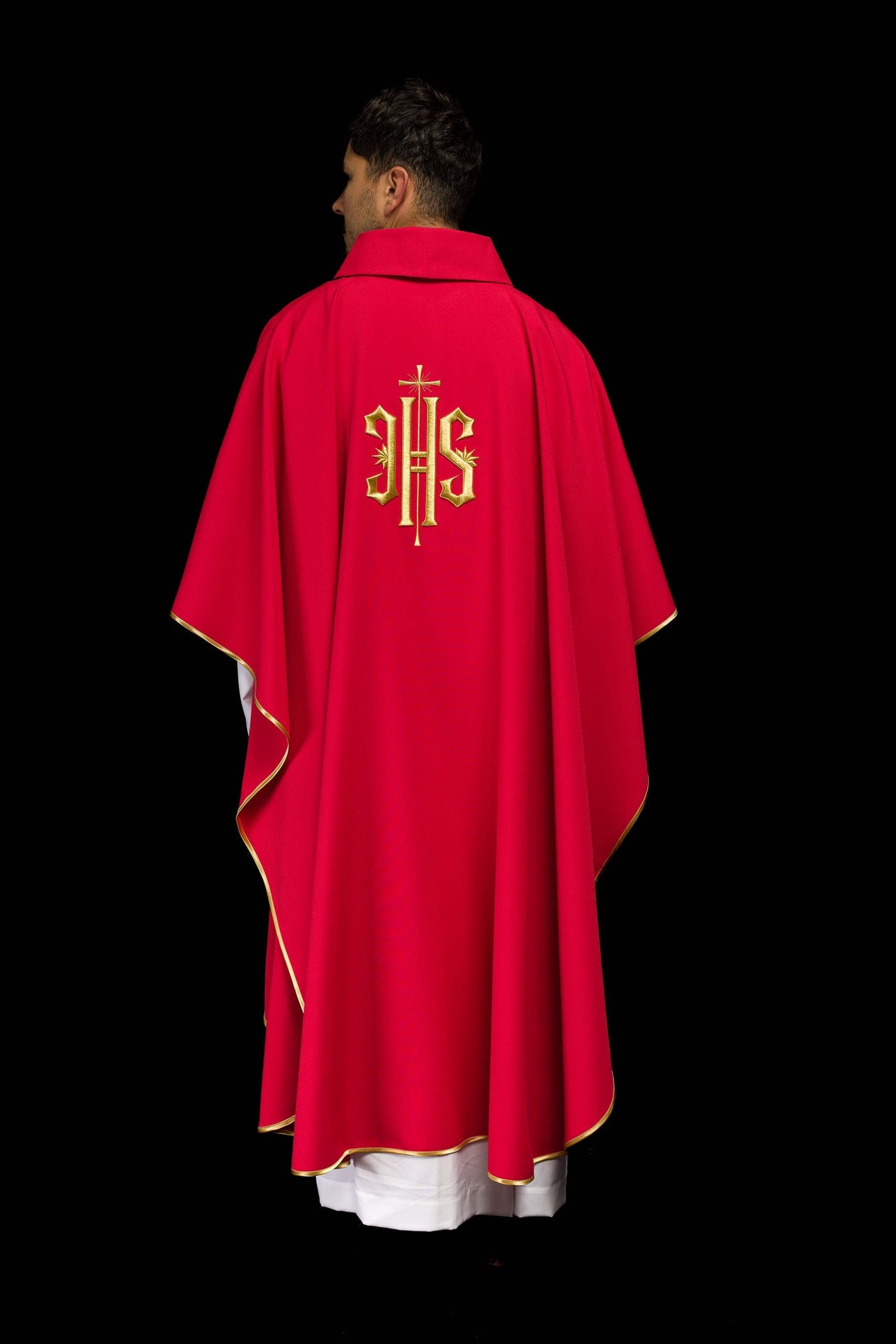 Czerwony ornat haftowany z złotym motywem IHS - ORNATY.PL