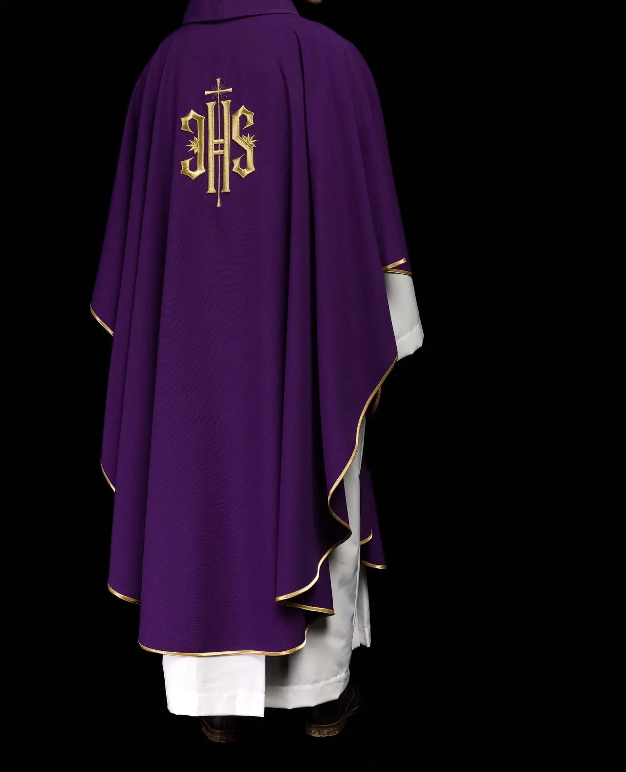 Chasuble violette brodée avec motif IHS doré