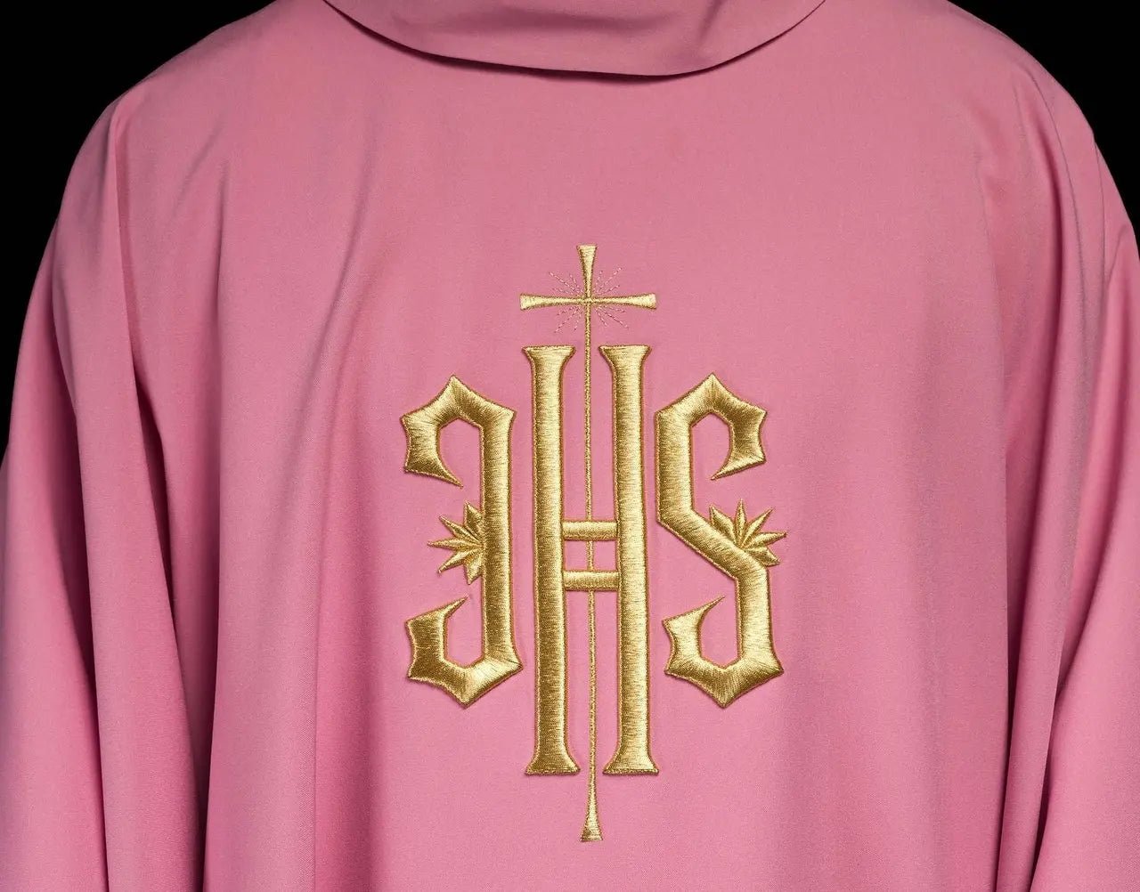 Chasuble brodée avec motif IHS en rose