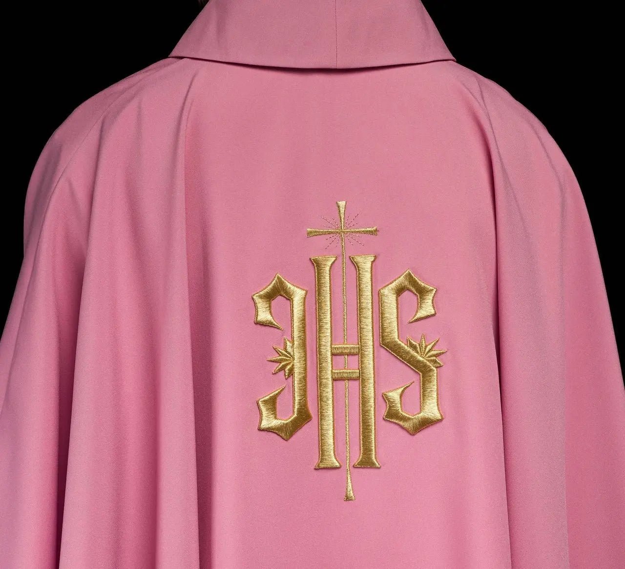 Chasuble brodée avec motif IHS en rose