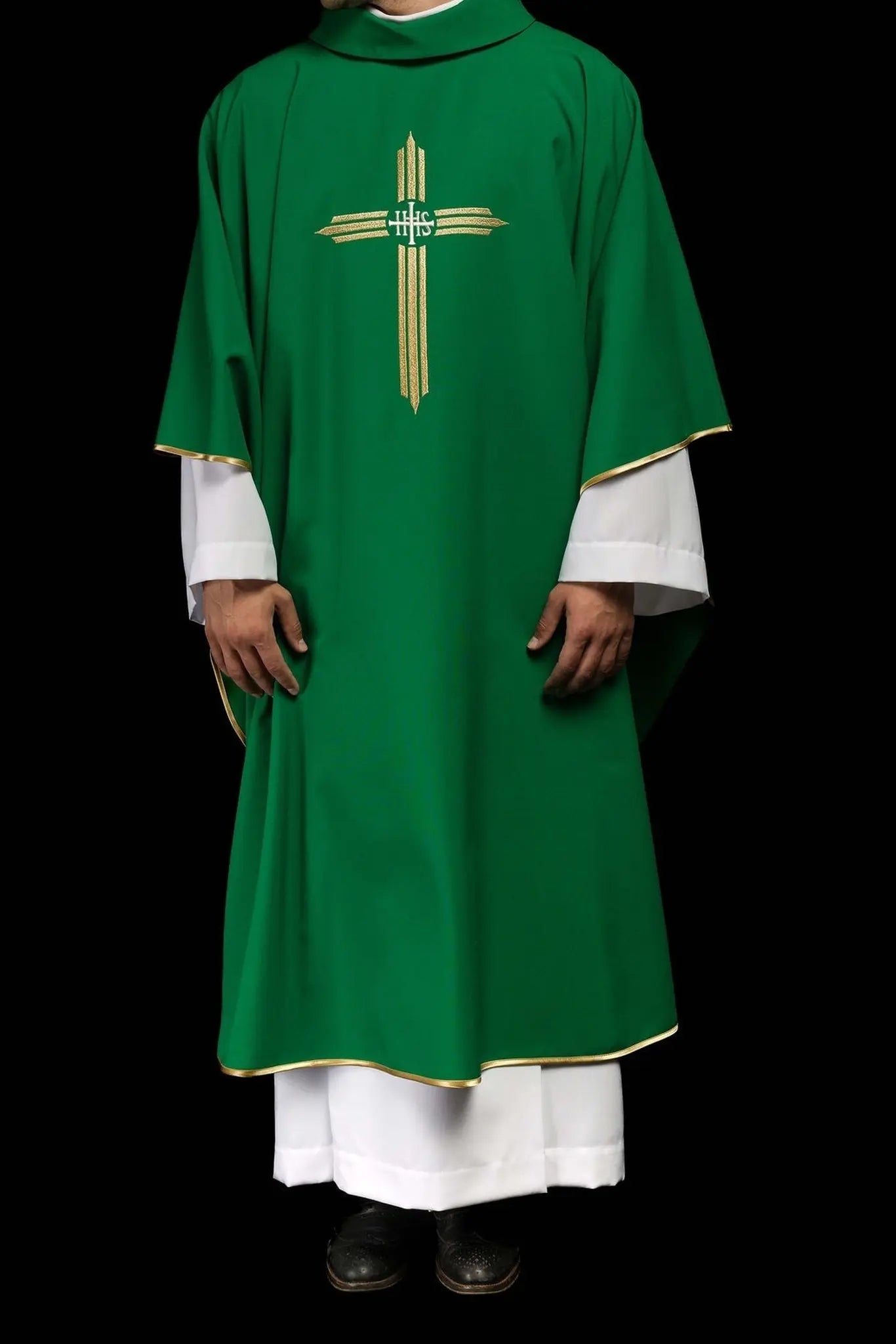 Chasuble verte brodée avec croix IHS