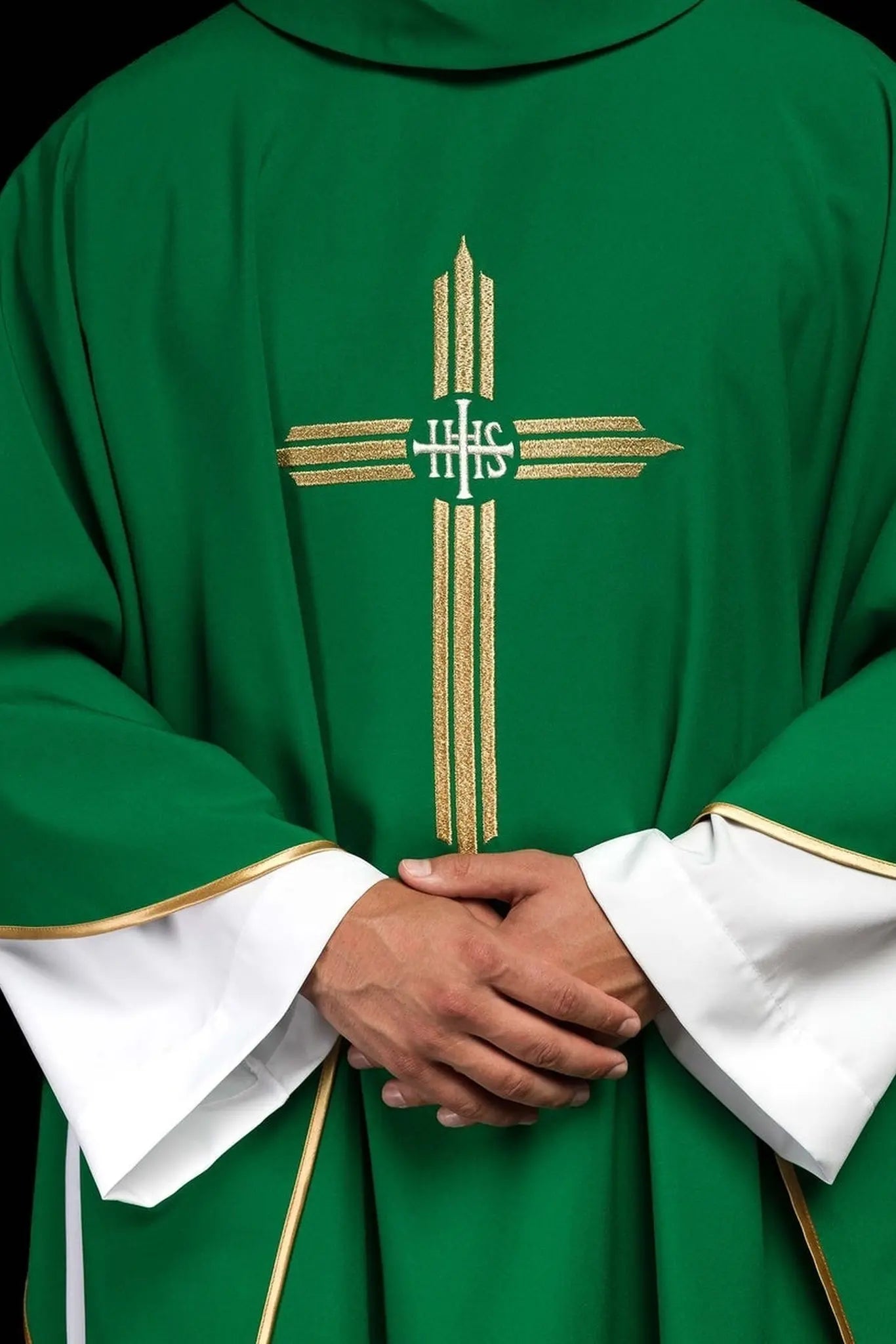 Chasuble verte brodée avec croix IHS