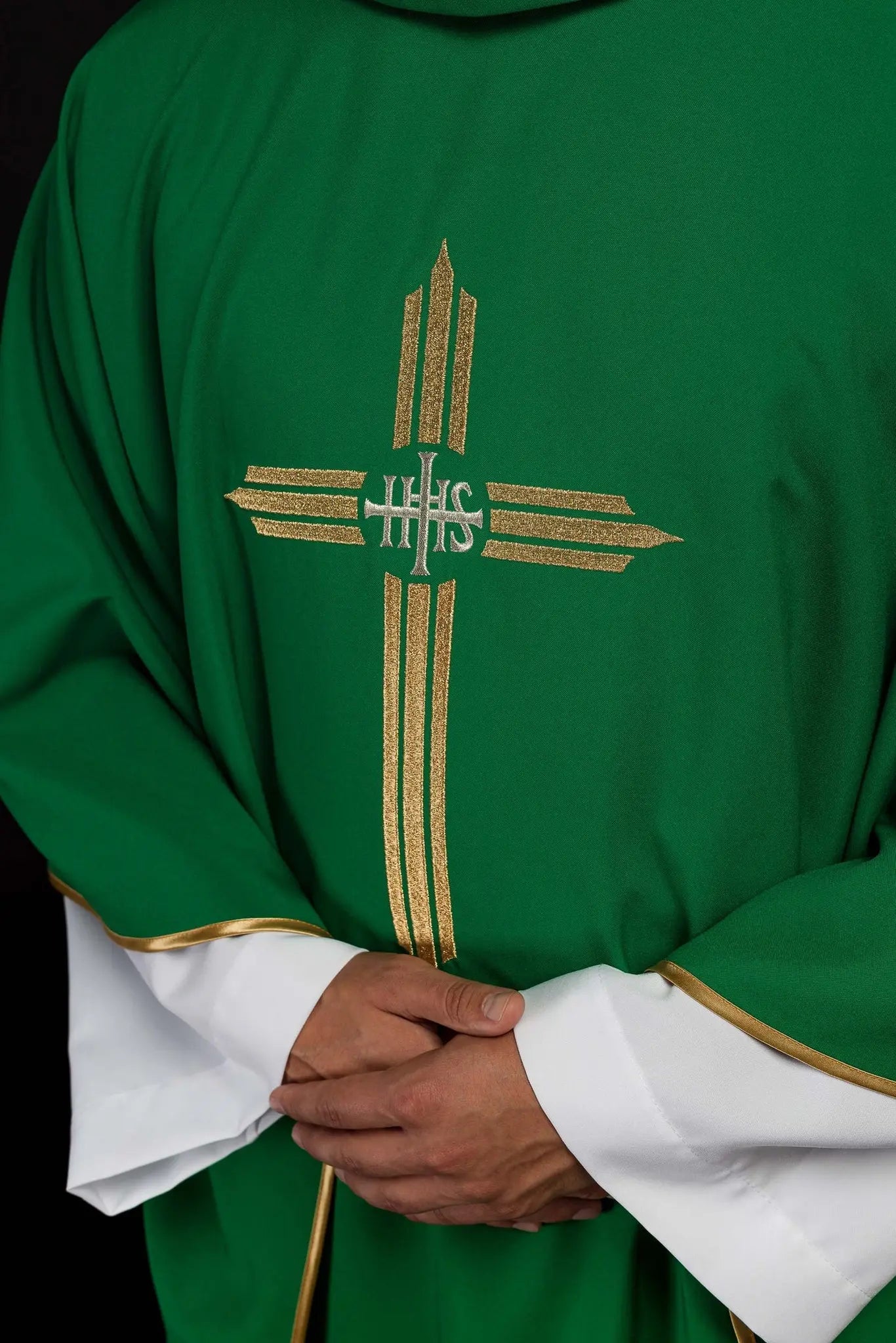 Chasuble verte brodée avec croix IHS