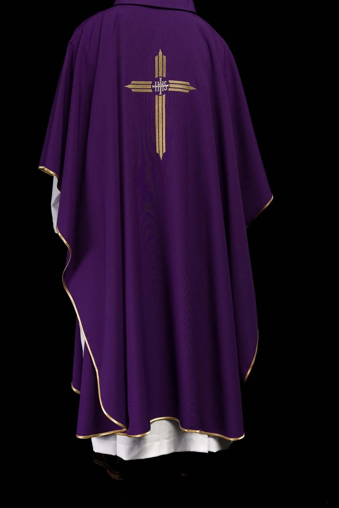 Chasuble violette brodée avec croix IHS