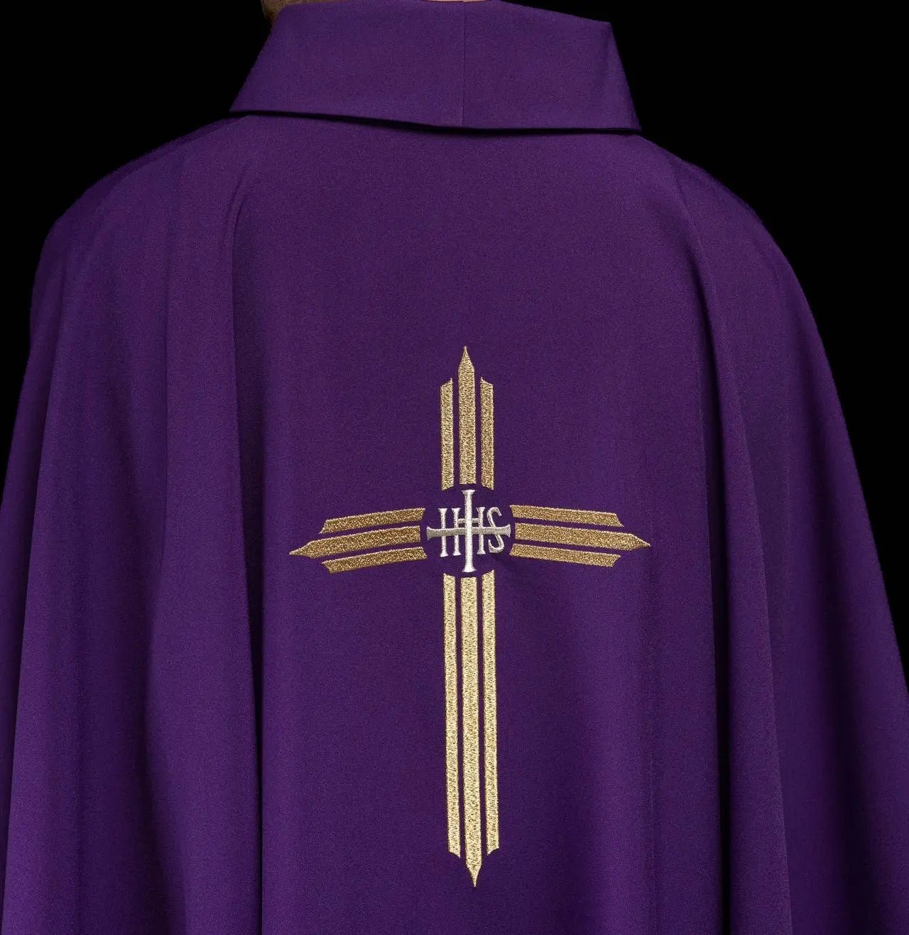 Chasuble violette brodée avec croix IHS