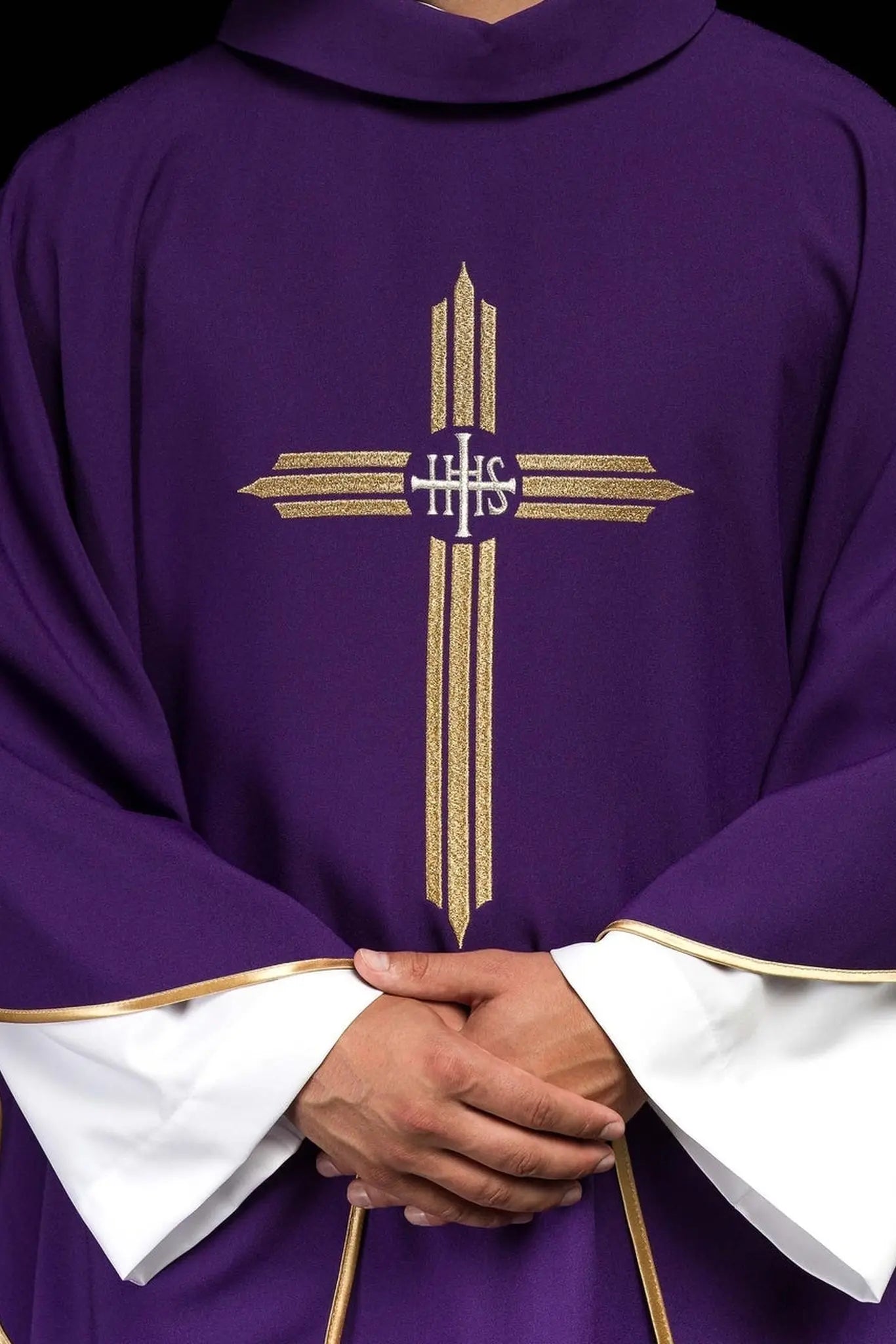 Chasuble violette brodée avec croix IHS