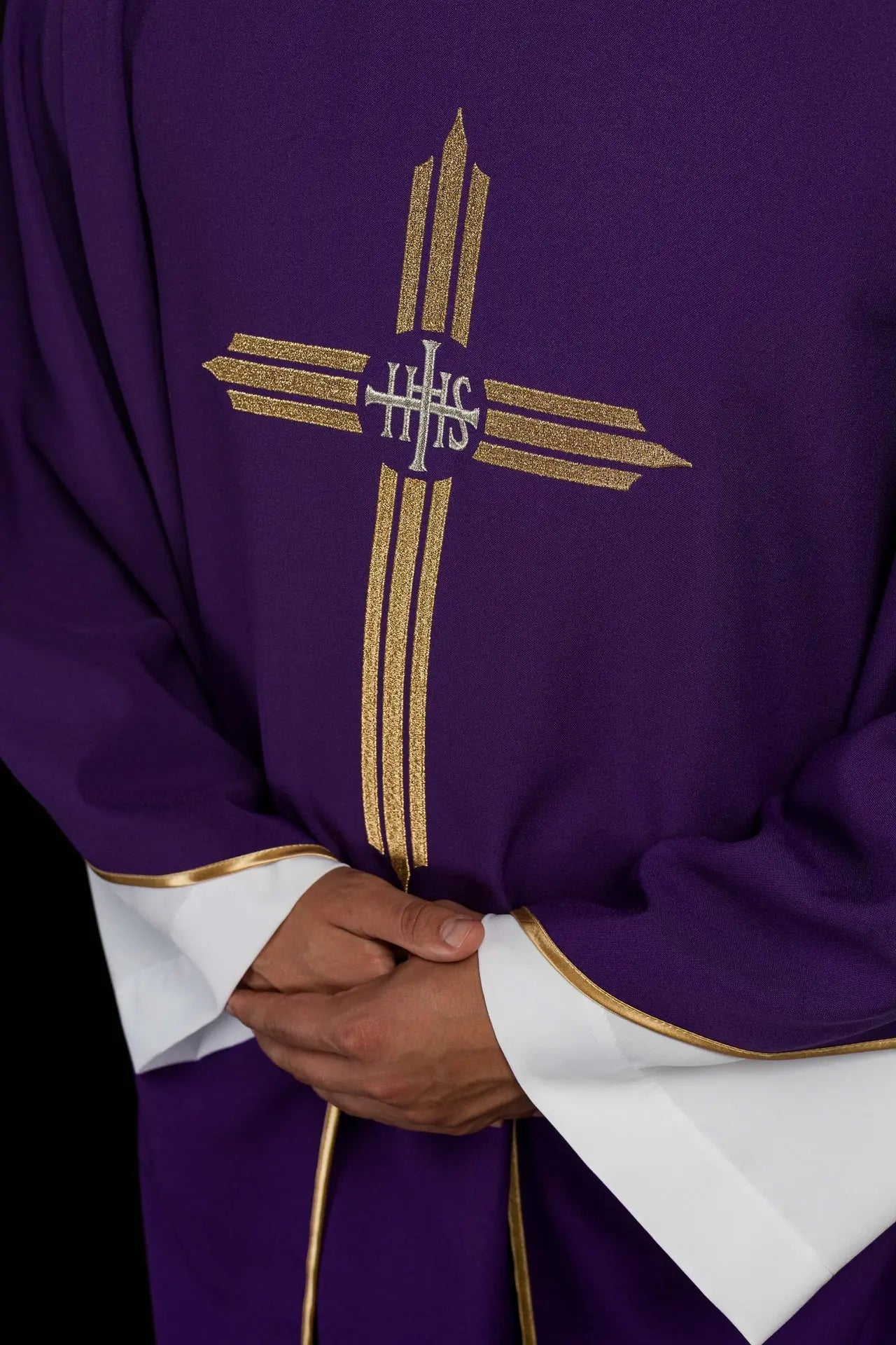 Chasuble violette brodée avec croix IHS