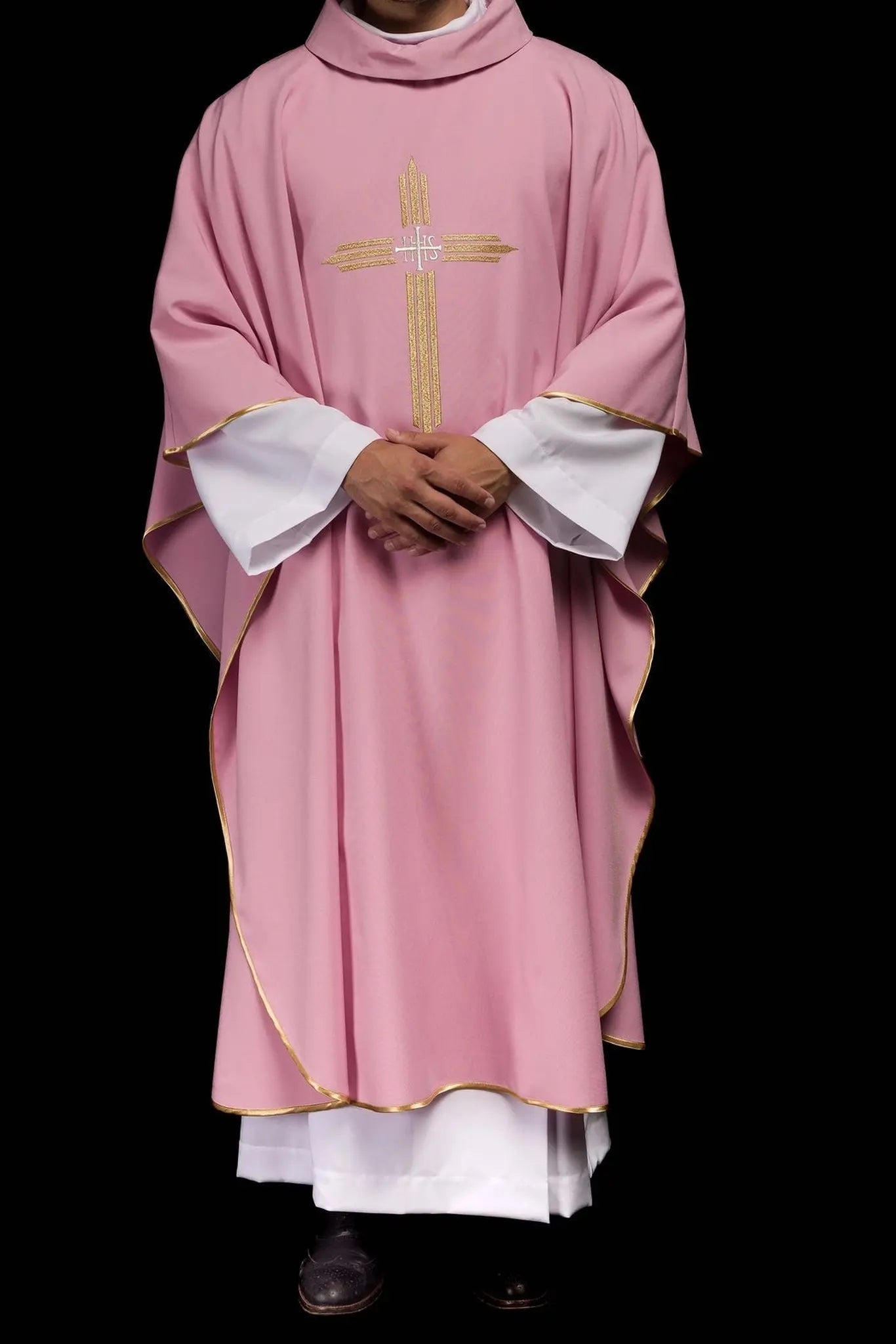 Chasuble rose avec broderie dorée IHS