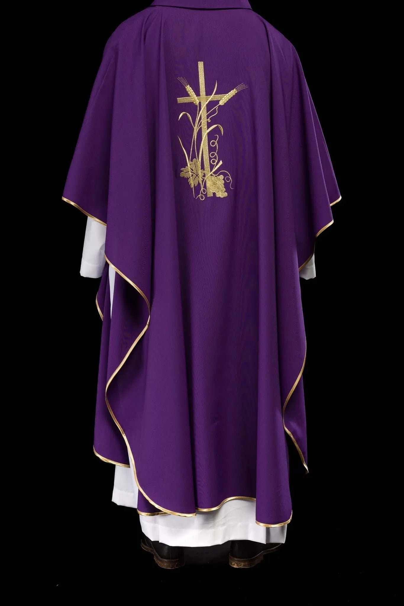 Chasuble violette avec broderie de croix dorée