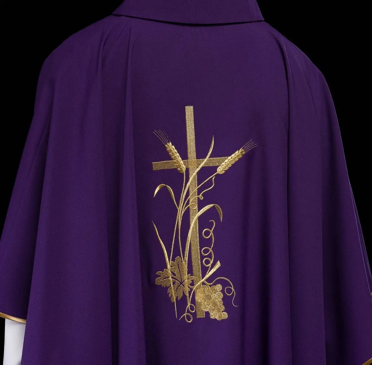Chasuble violette avec broderie de croix dorée