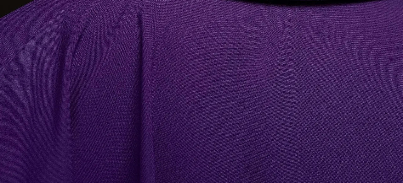 Chasuble violette avec broderie de croix dorée