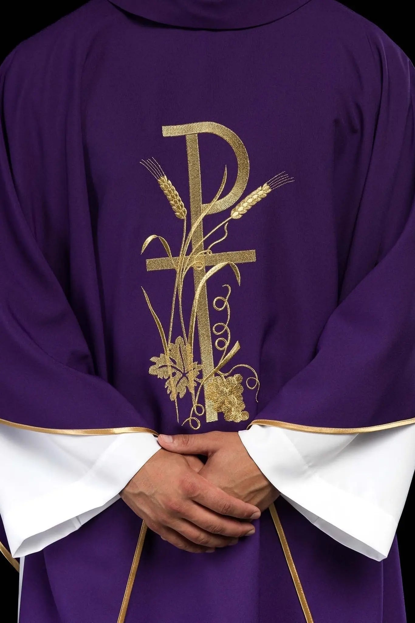 Chasuble violette avec broderie de croix dorée