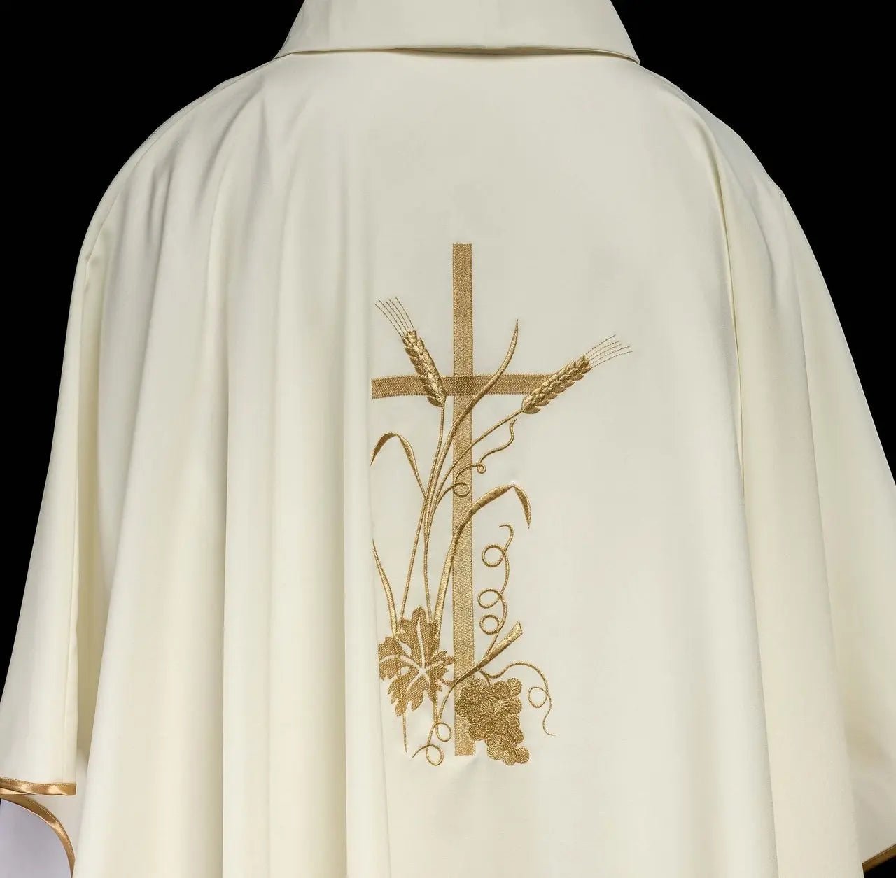 Chasuble brodée en écru