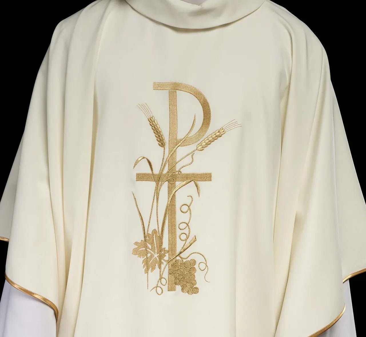 Chasuble brodée en écru