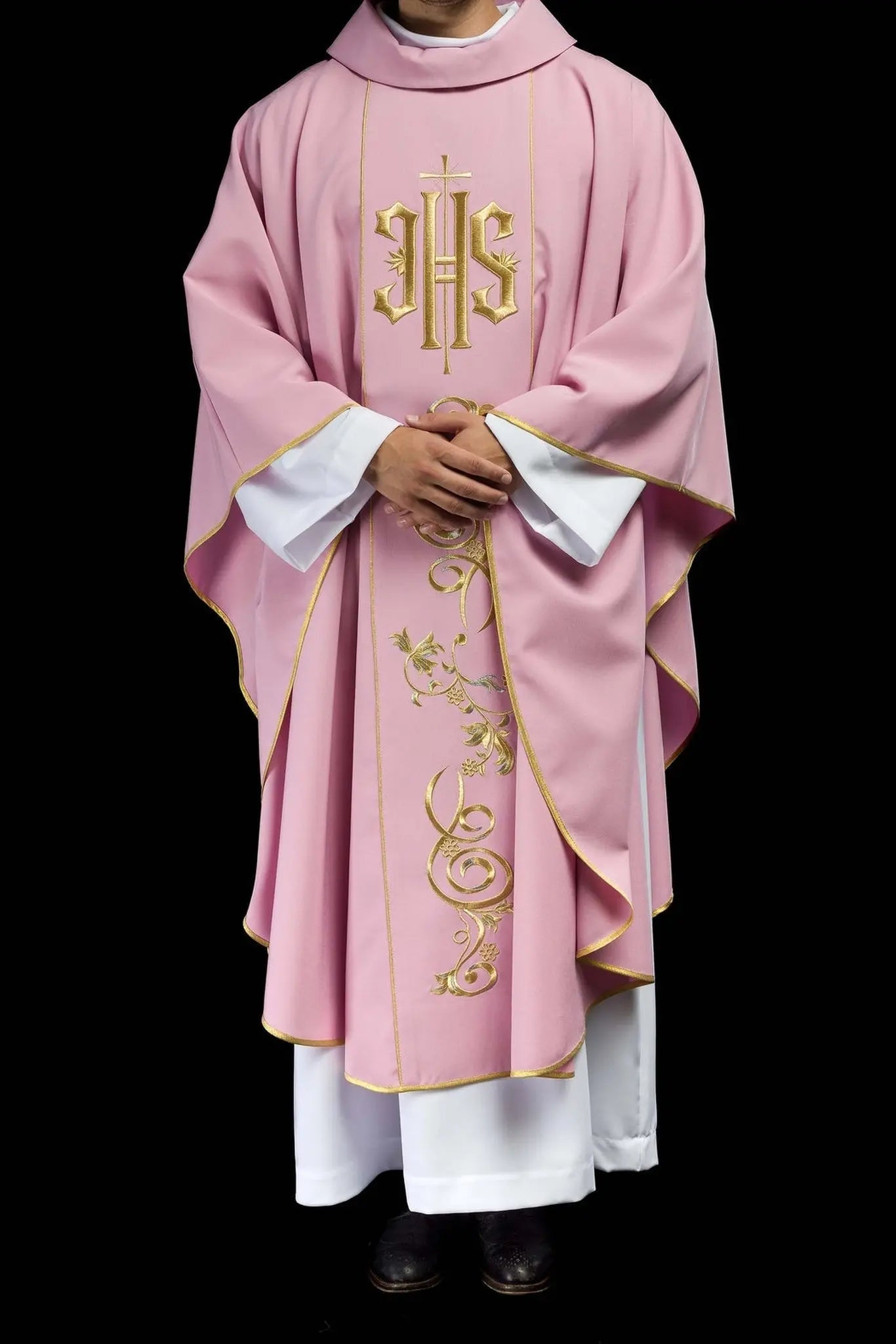 Chasuble rose brodée IHS