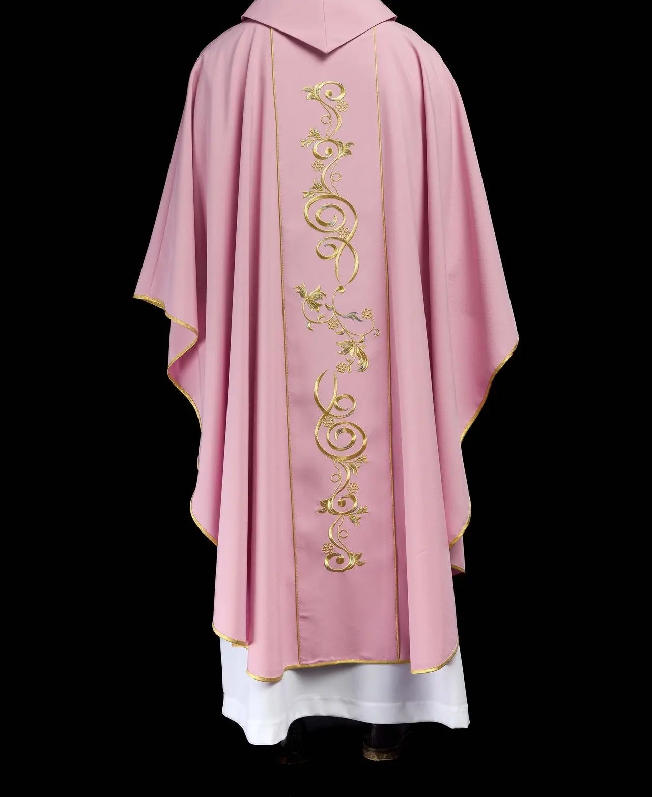 Chasuble rose brodée IHS