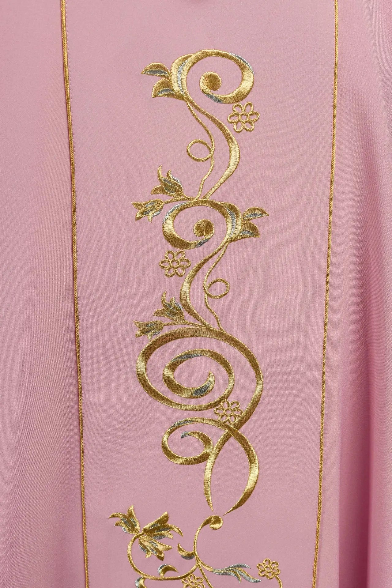 Chasuble rose brodée IHS