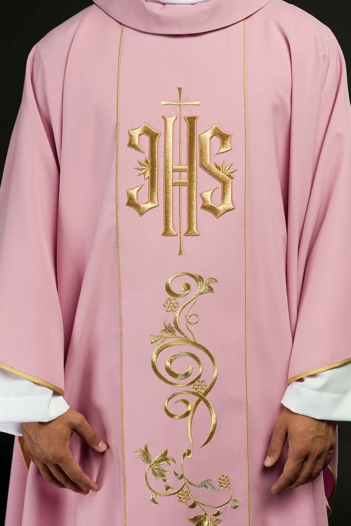 Chasuble rose brodée IHS
