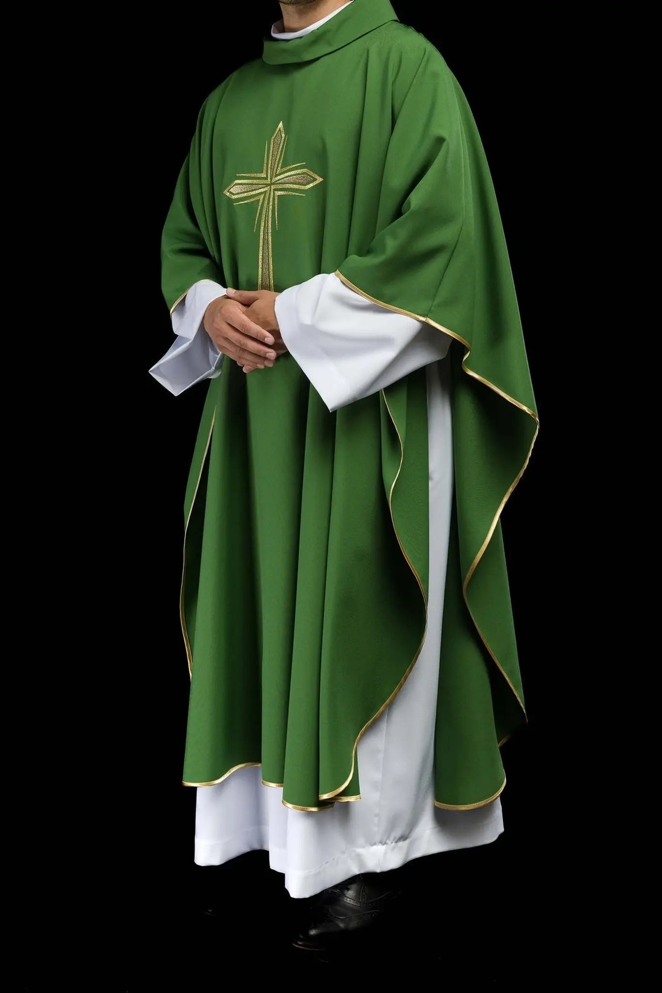 Chasuble verte avec croix brodée