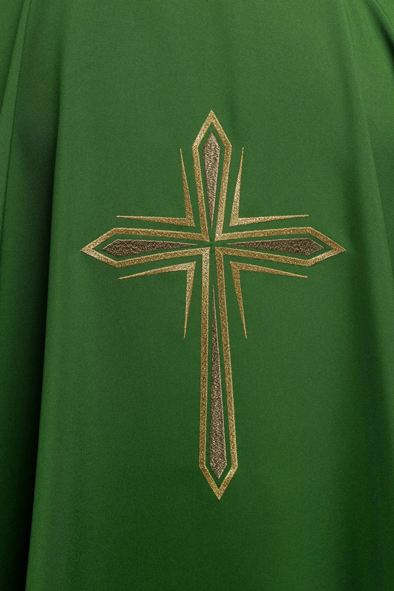 Chasuble verte avec croix brodée