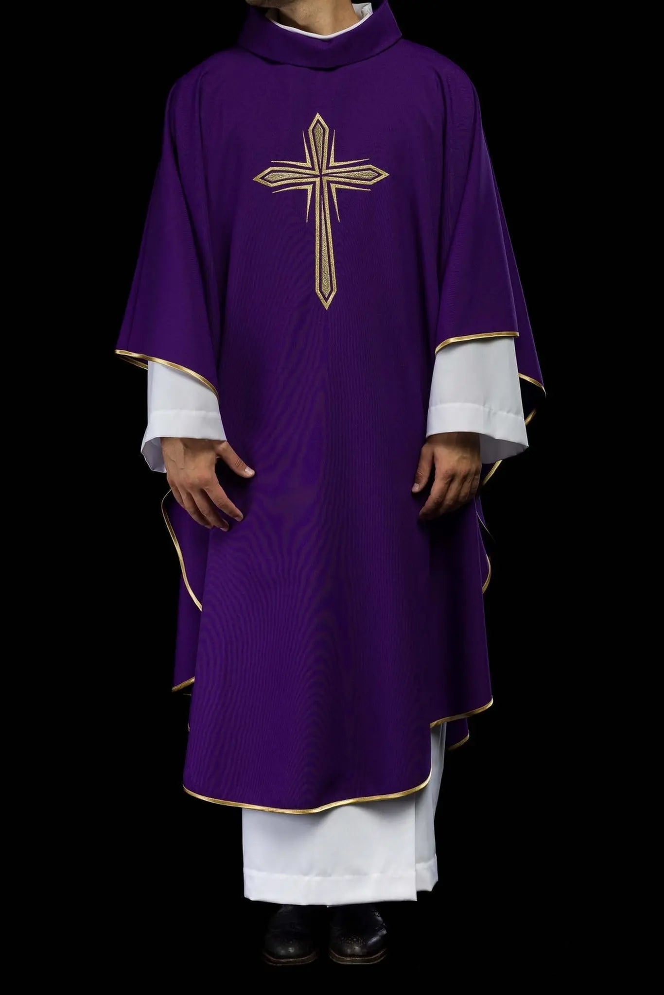 Chasuble violette avec broderie de la croix et passepoil doré