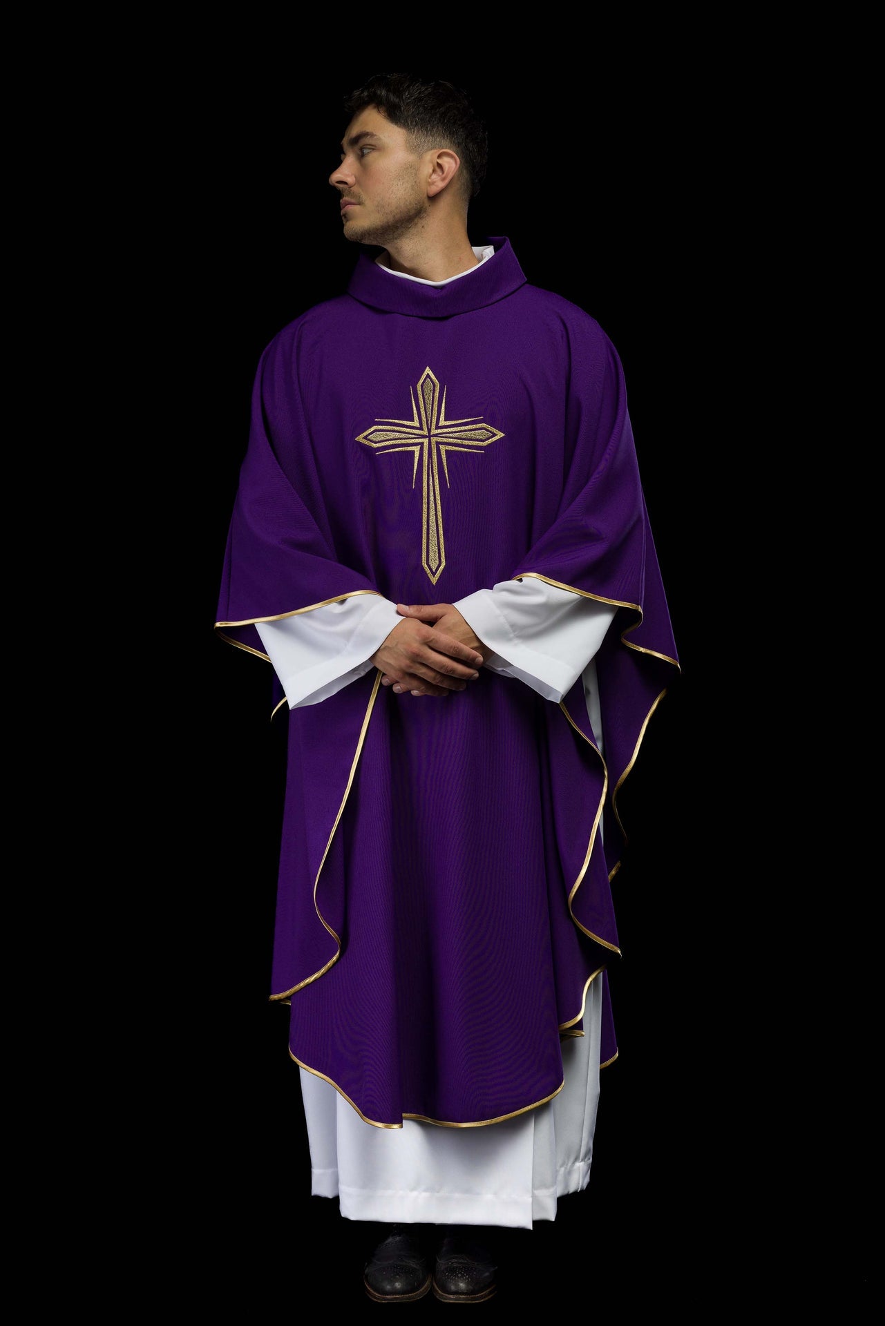 Fioletowy ornat z haftem krzyża i złotą lamówką - ORNATY.PL