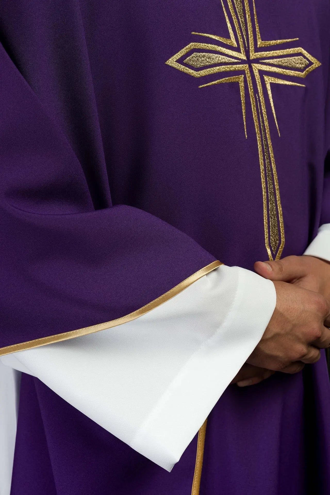 Chasuble violette avec broderie de la croix et passepoil doré