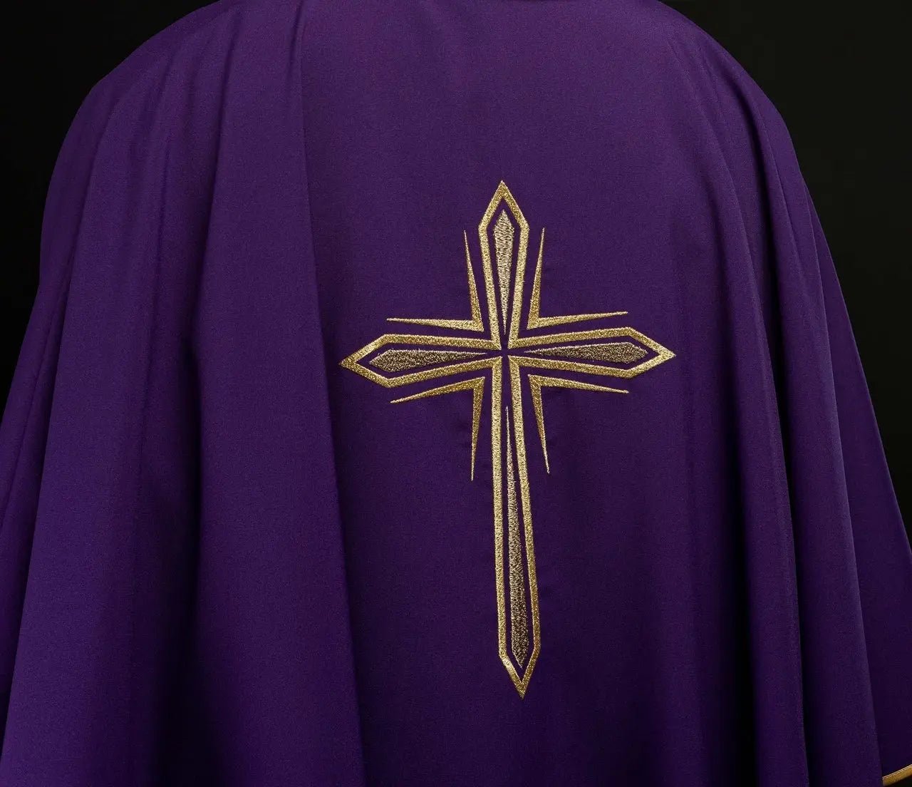Chasuble violette avec broderie de la croix et passepoil doré