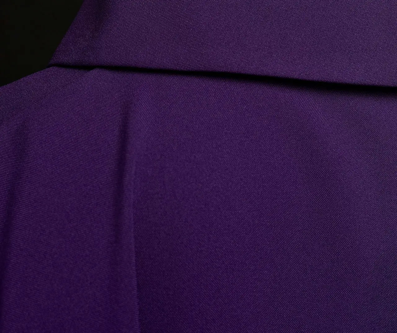Chasuble violette avec broderie de la croix et passepoil doré