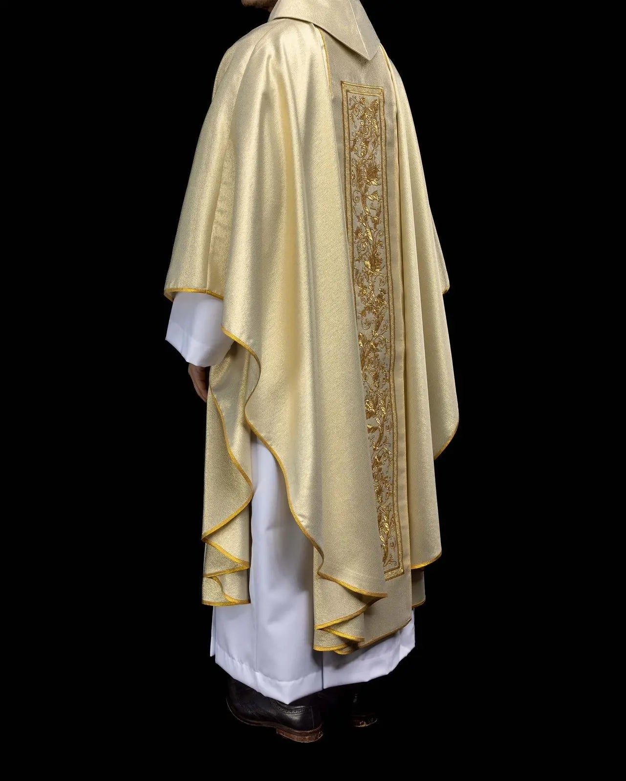 Chasuble dorée avec broderie de calice eucharistique