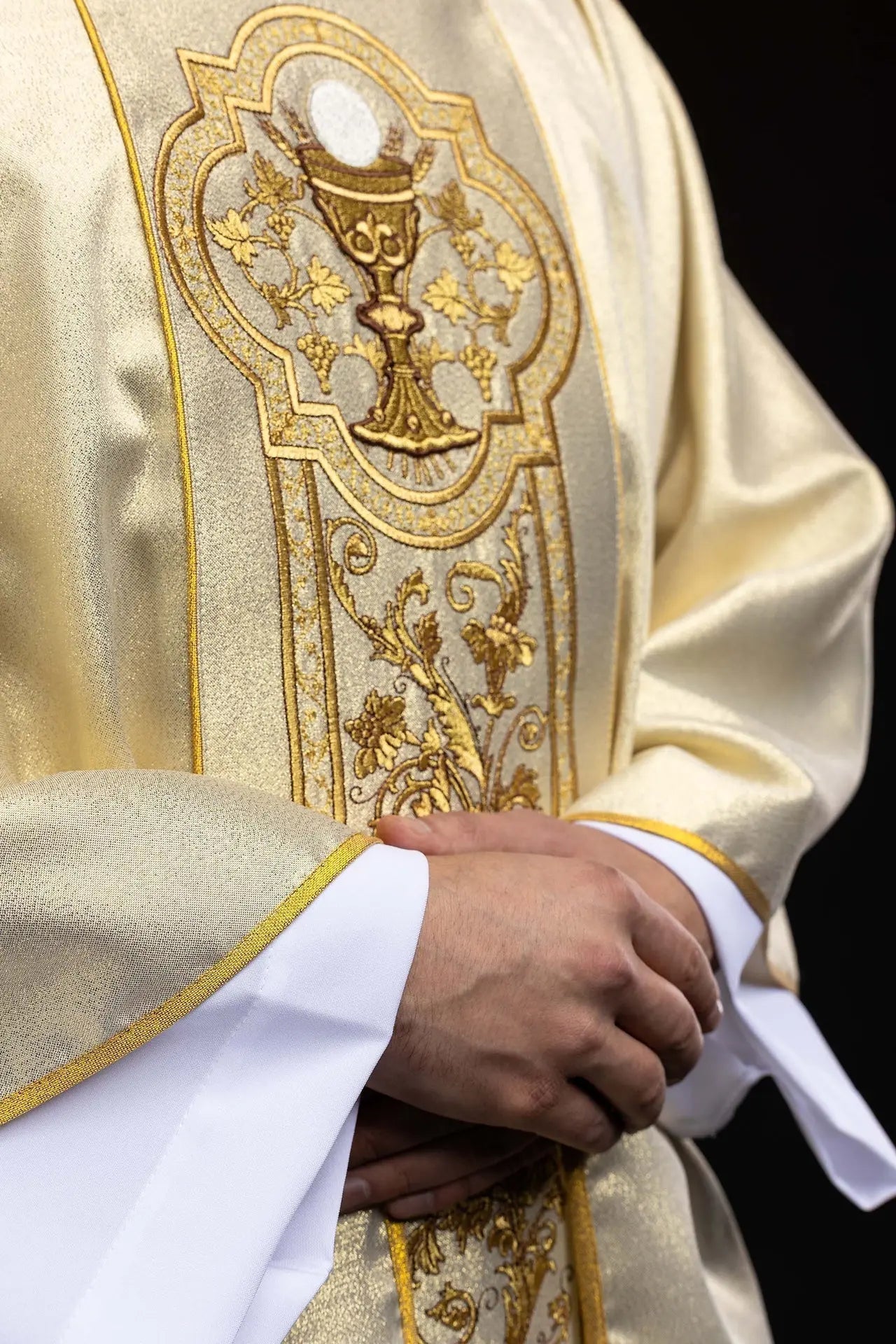 Chasuble dorée avec broderie de calice eucharistique